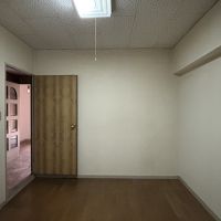 京都市上京区中立売通室町西入三丁町471の売買物件/共用廊下側の洋室は自然光が入りにくく、照明が前提です