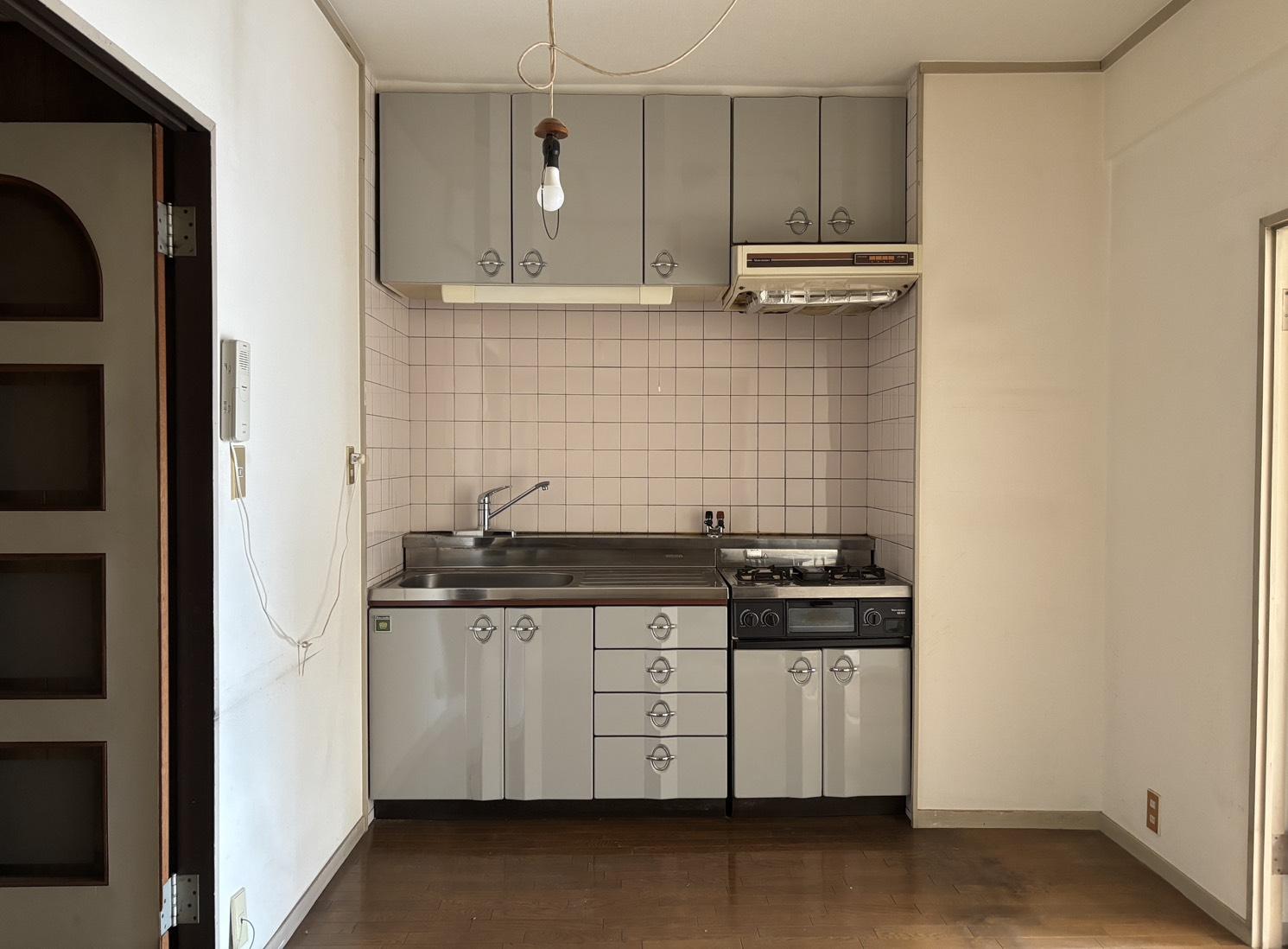 京都市上京区中立売通室町西入三丁町471の売買物件/建築当初のものと思われる淡い色合いがナイスなキッチン