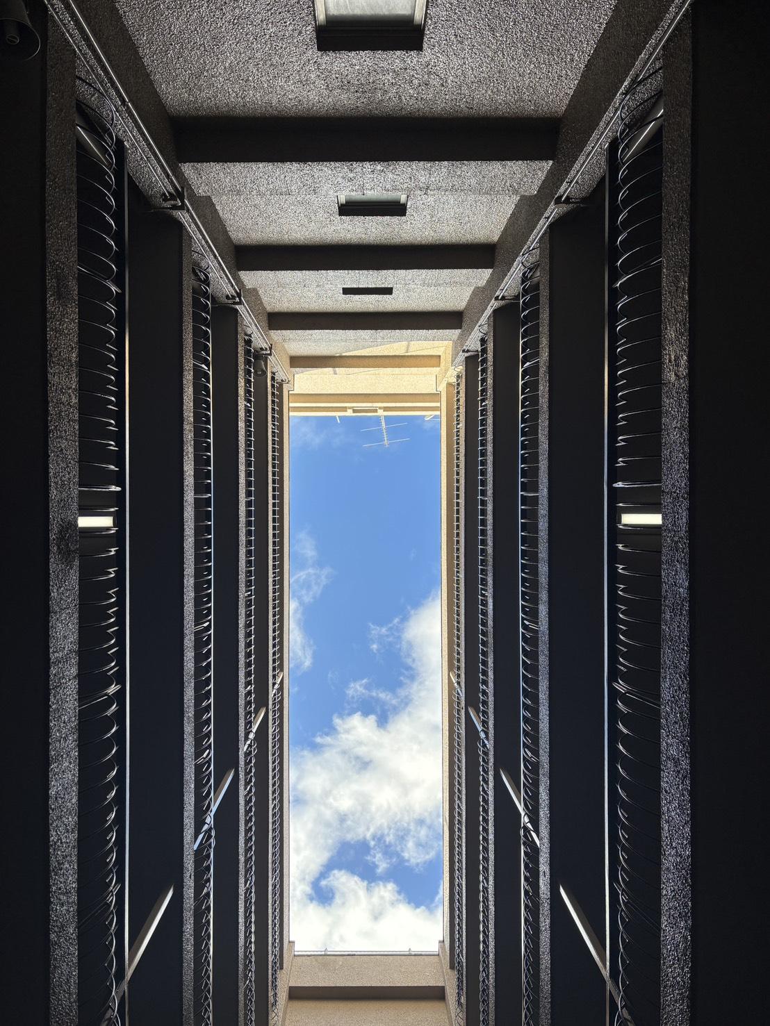 京都市上京区中立売通室町西入三丁町471の売買物件/中庭から上を見上げると空がしっかりと見えます