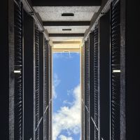 京都市上京区中立売通室町西入三丁町471の売買物件/中庭から上を見上げると空がしっかりと見えます