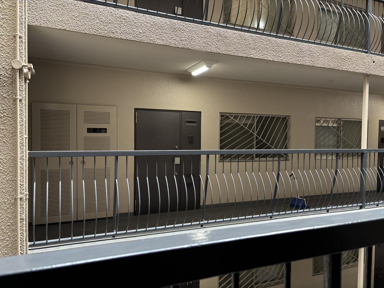 京都市上京区中立売通室町西入三丁町471の売買物件/共用廊下の手すりのデザインもこだわりを感じます