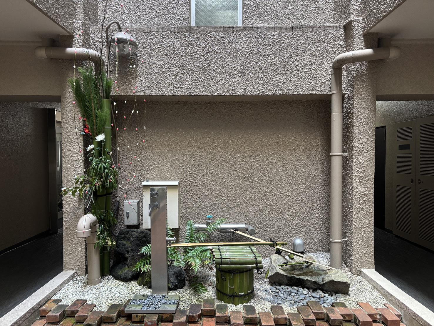 京都市上京区中立売通室町西入三丁町471の売買物件/中庭の造作は和風仕立て。正月仕様？