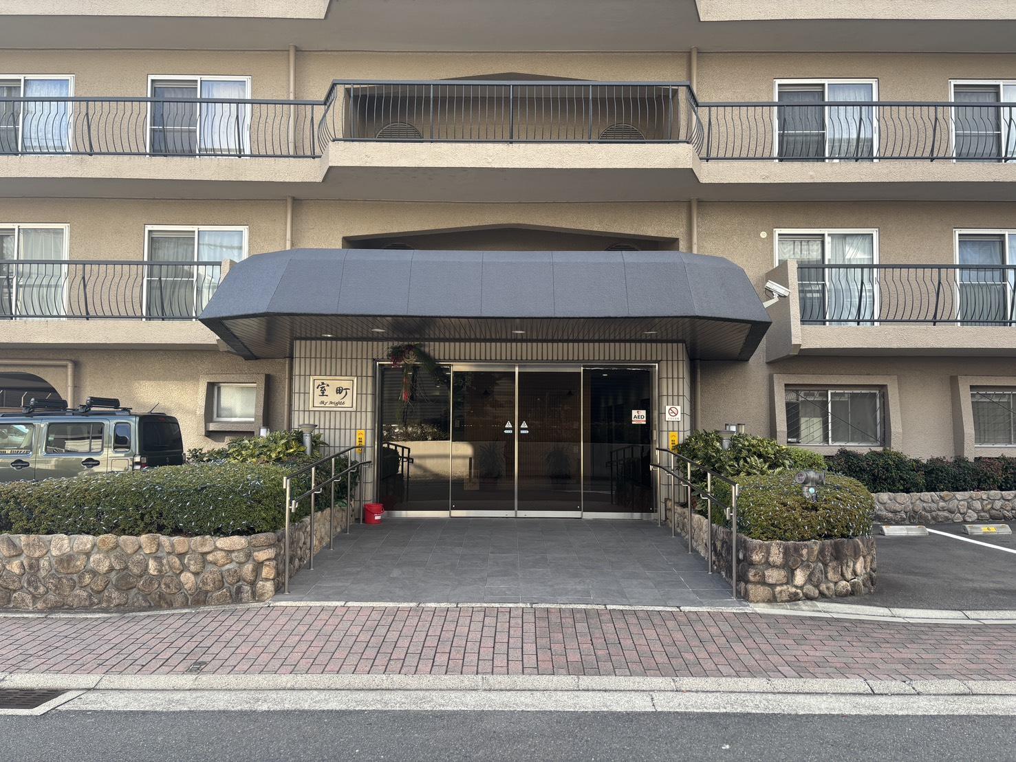 京都市上京区中立売通室町西入三丁町471の売買物件/建物の顔、どっしりとした正面玄関