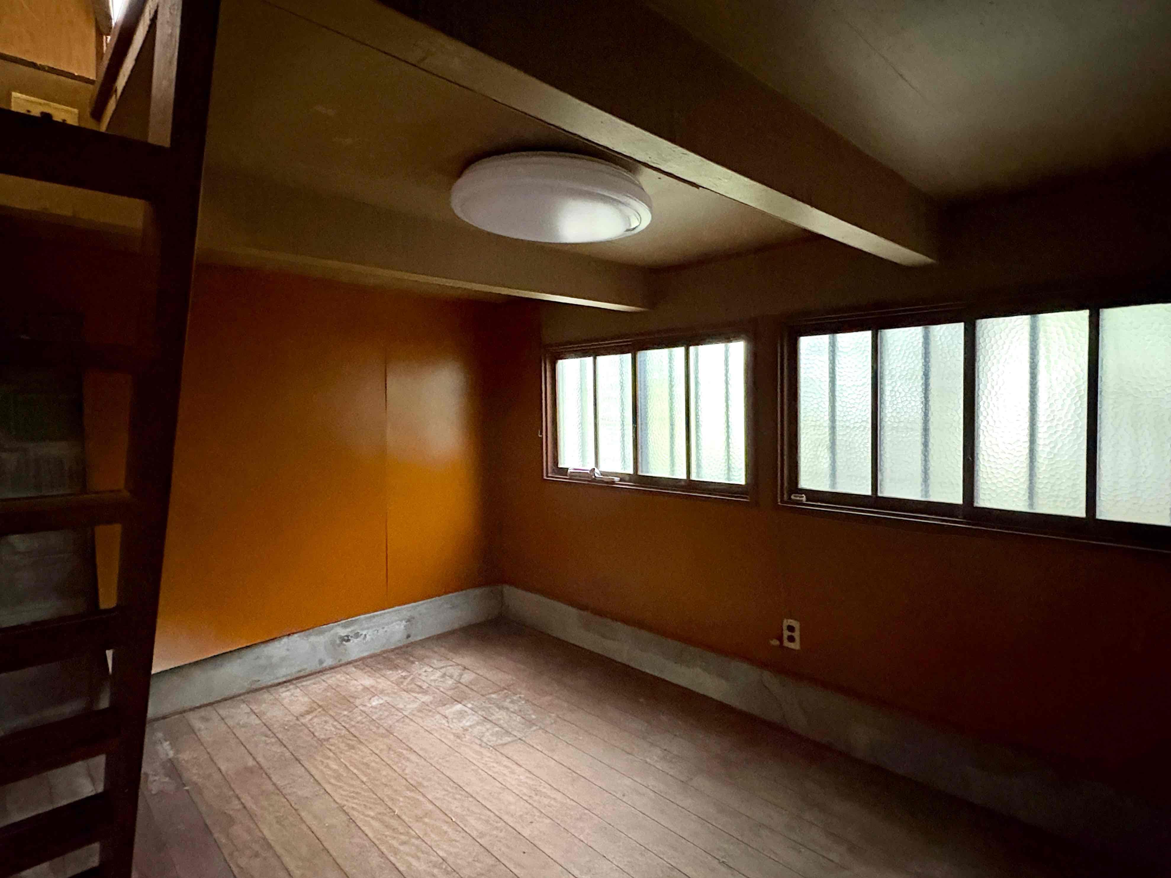京都市左京区北白川山田町46の賃貸物件/地下とは言え、ふんわり優しめの光が入ります。雨漏り箇所については修繕予定