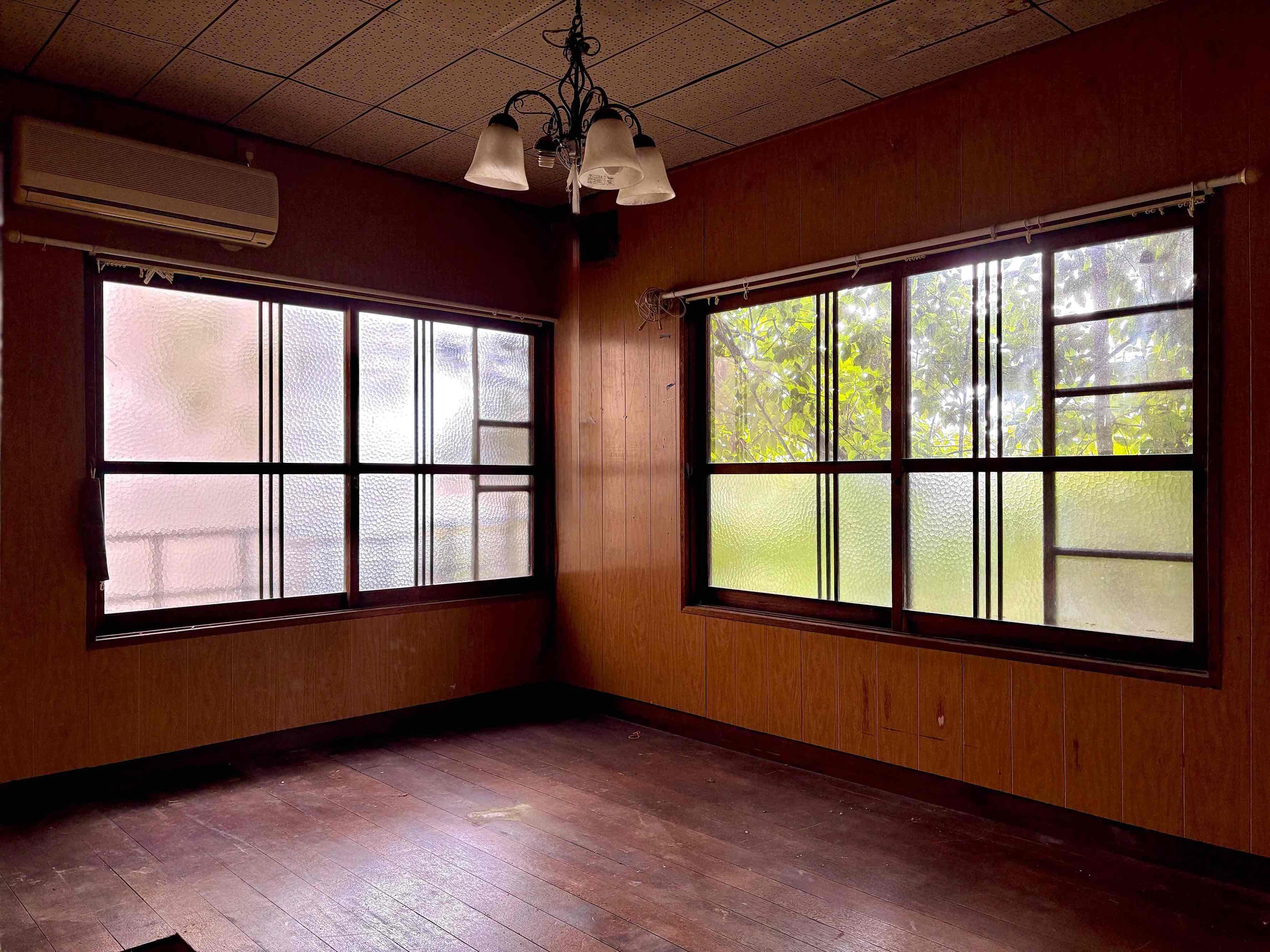 京都市左京区北白川山田町46の賃貸物件/西側洋室｜ガラス越しに見える木々と木漏れ日に癒される