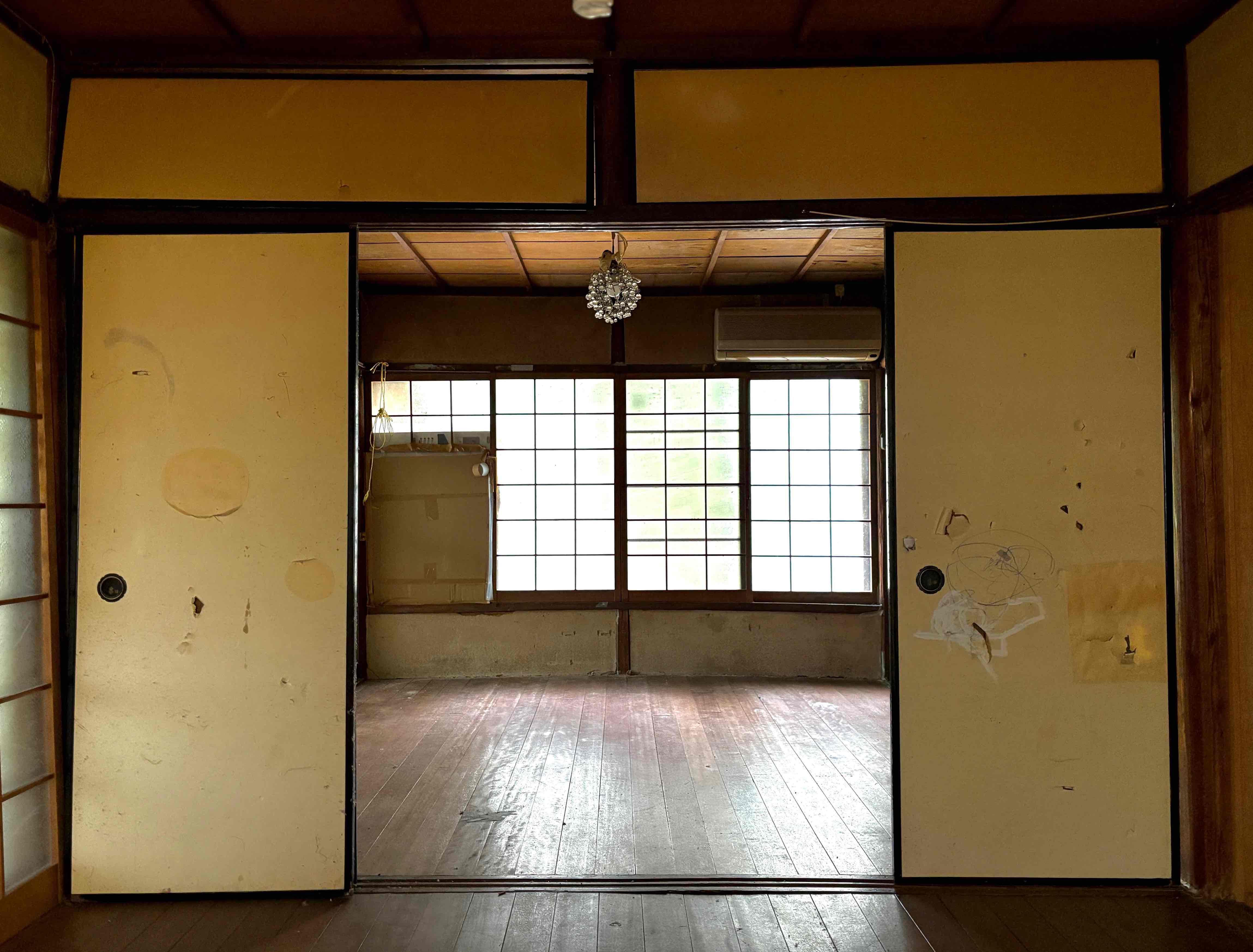 京都市左京区北白川山田町46の賃貸物件/奥が北側の洋室で比較的光を取り込んでくれるスペース。一部割れている窓ガラスは修繕予定