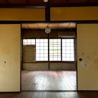 京都市左京区北白川山田町46の賃貸物件/奥が北側の洋室で比較的光を取り込んでくれるスペース。一部割れている窓ガラスは修繕予定