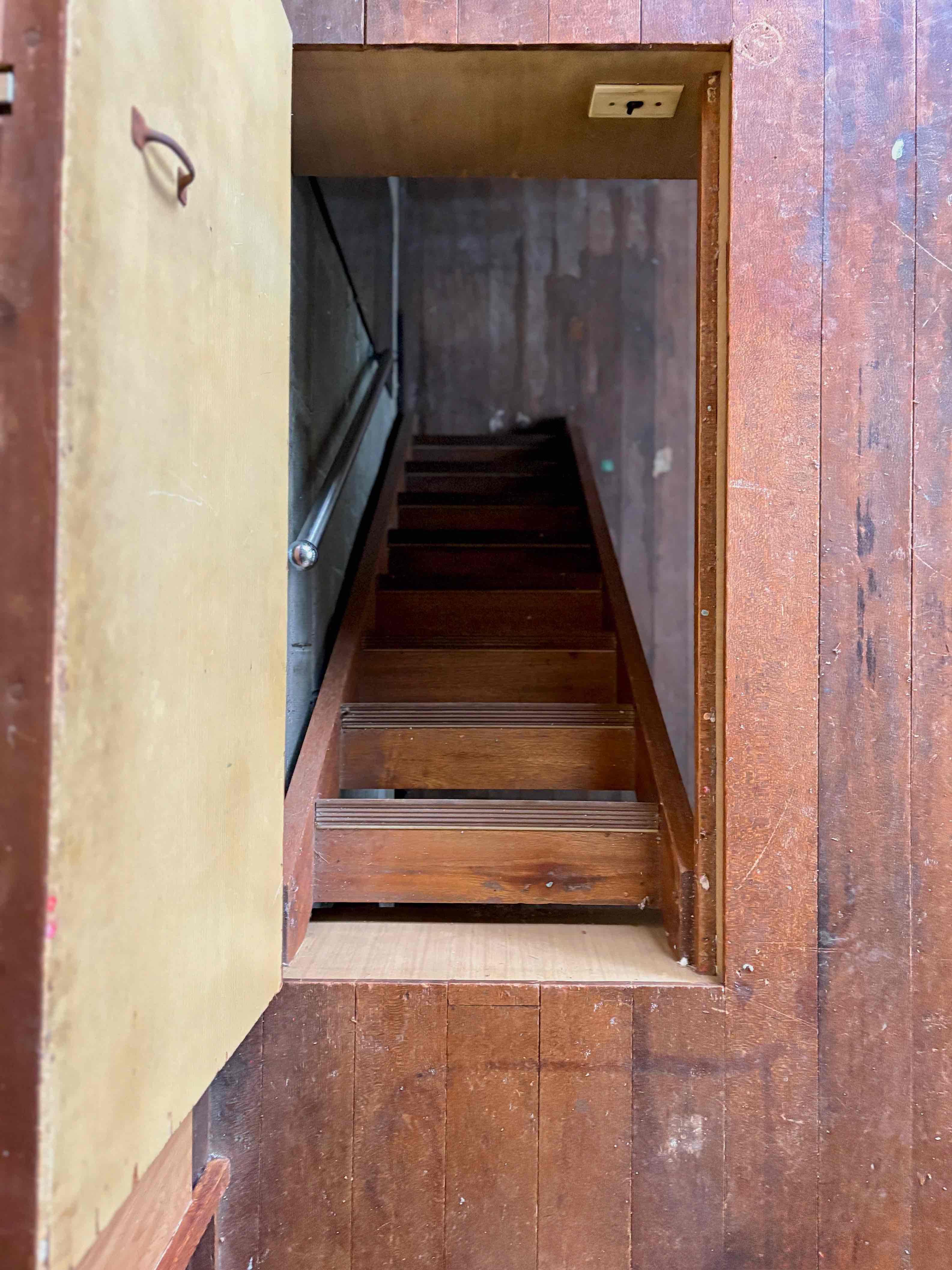 京都市左京区北白川山田町46の賃貸物件/地下室への入口。コンパクトで急な階段を降りると秘密基地に到着