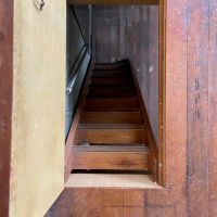 京都市左京区北白川山田町46の賃貸物件/地下室への入口。コンパクトで急な階段を降りると秘密基地に到着