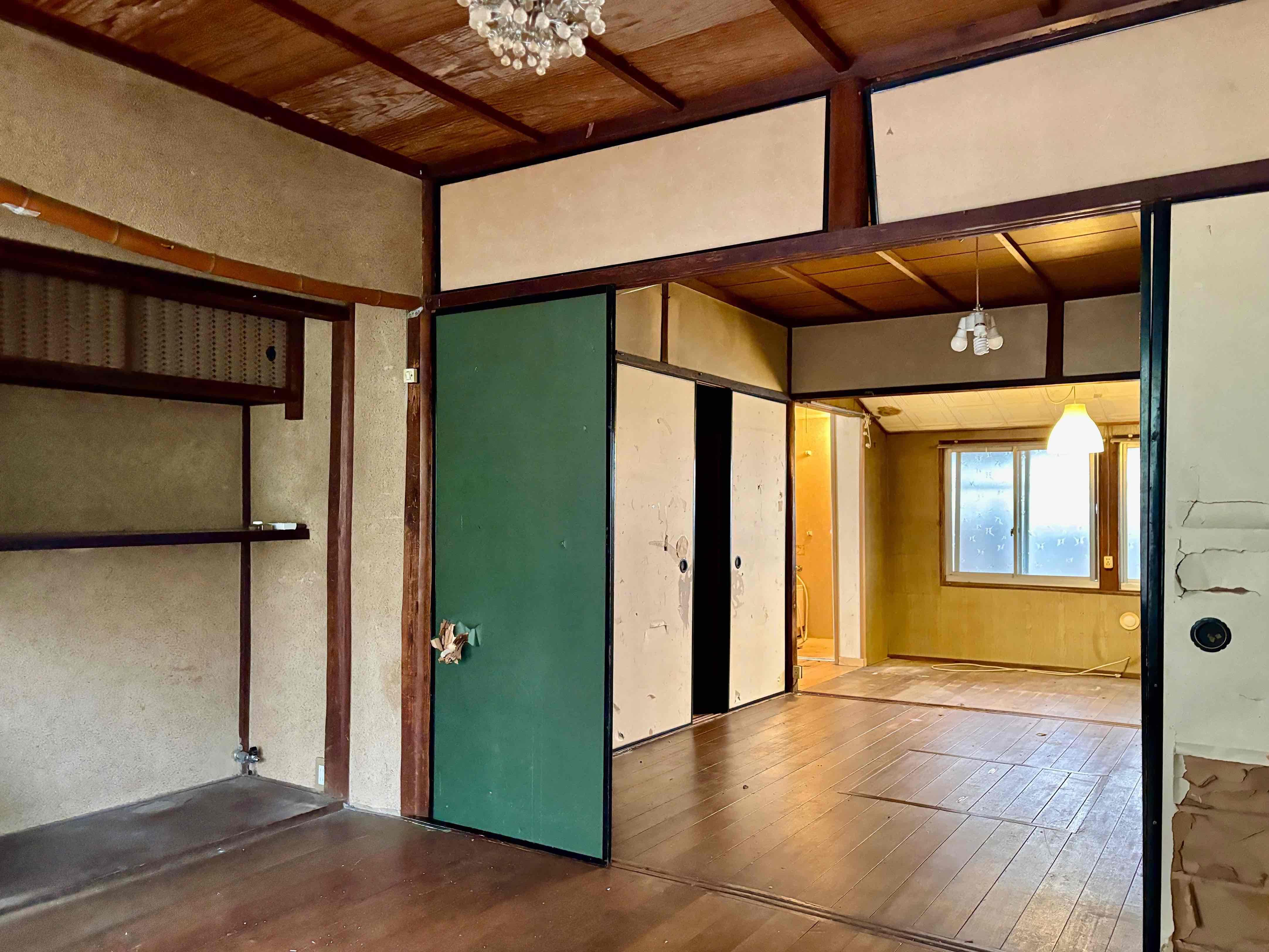 京都市左京区北白川山田町46の賃貸物件/奥が南側で電気が無いとなかなか暗い印象でした。襖は修繕予定