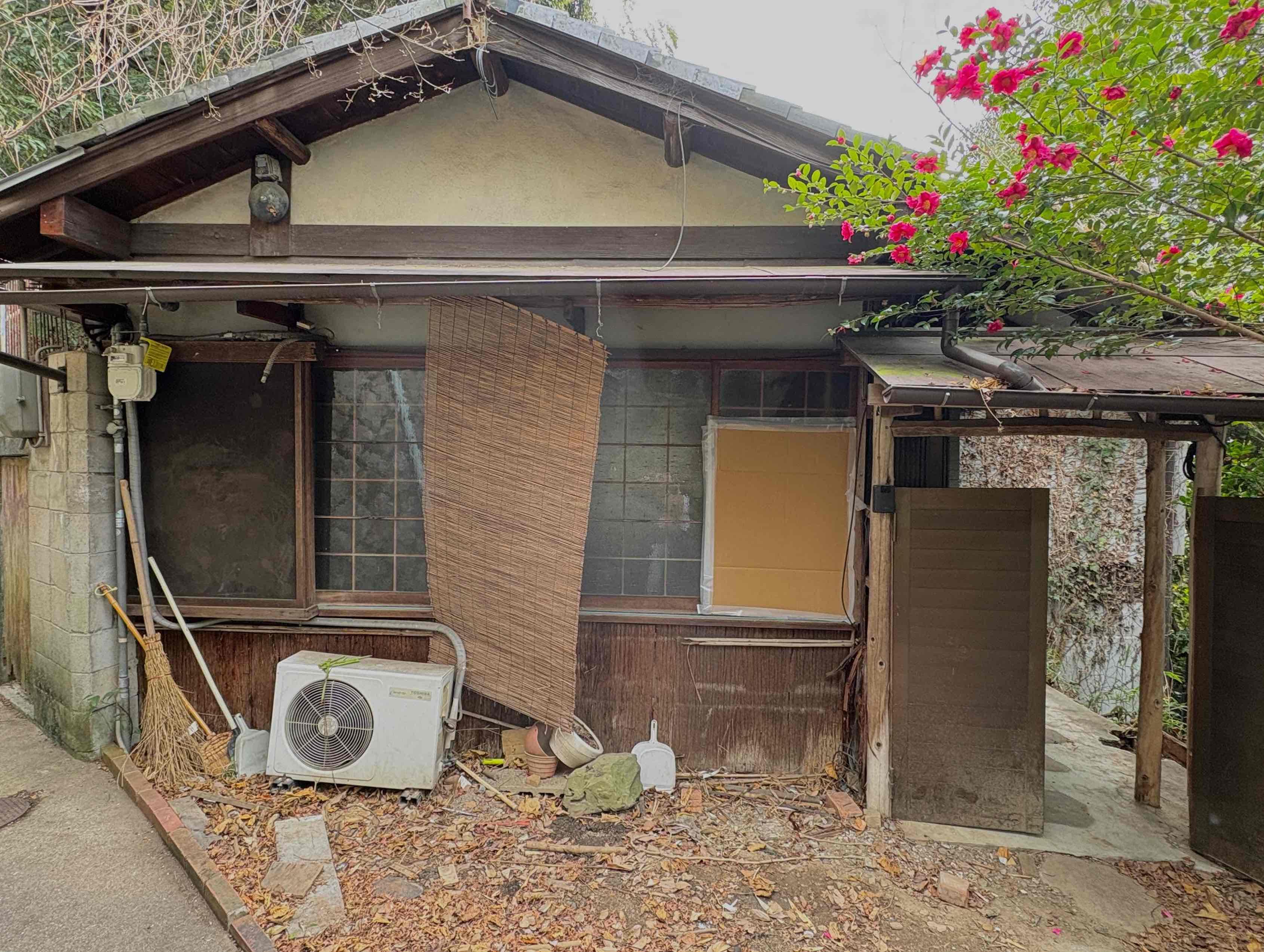 京都市左京区北白川山田町46の賃貸物件/椿の花が迎えてくれる玄関