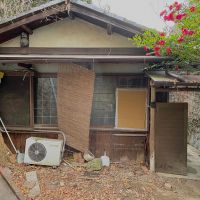 京都市左京区北白川山田町46の賃貸物件/椿の花が迎えてくれる玄関