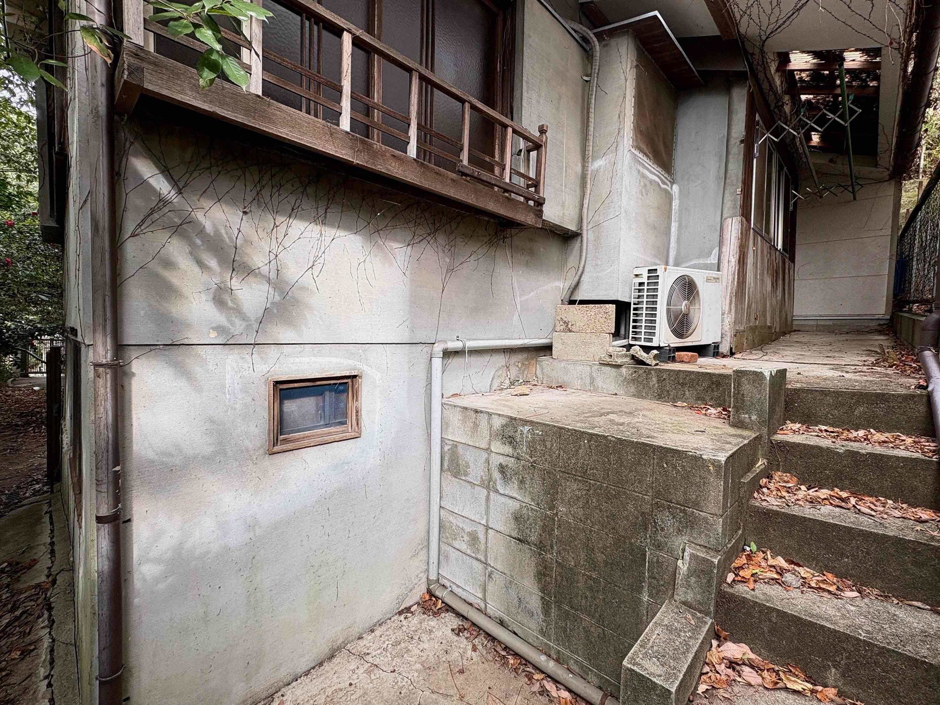 京都市左京区北白川山田町46の賃貸物件/写真1枚目の右側に進むと物干しスペース