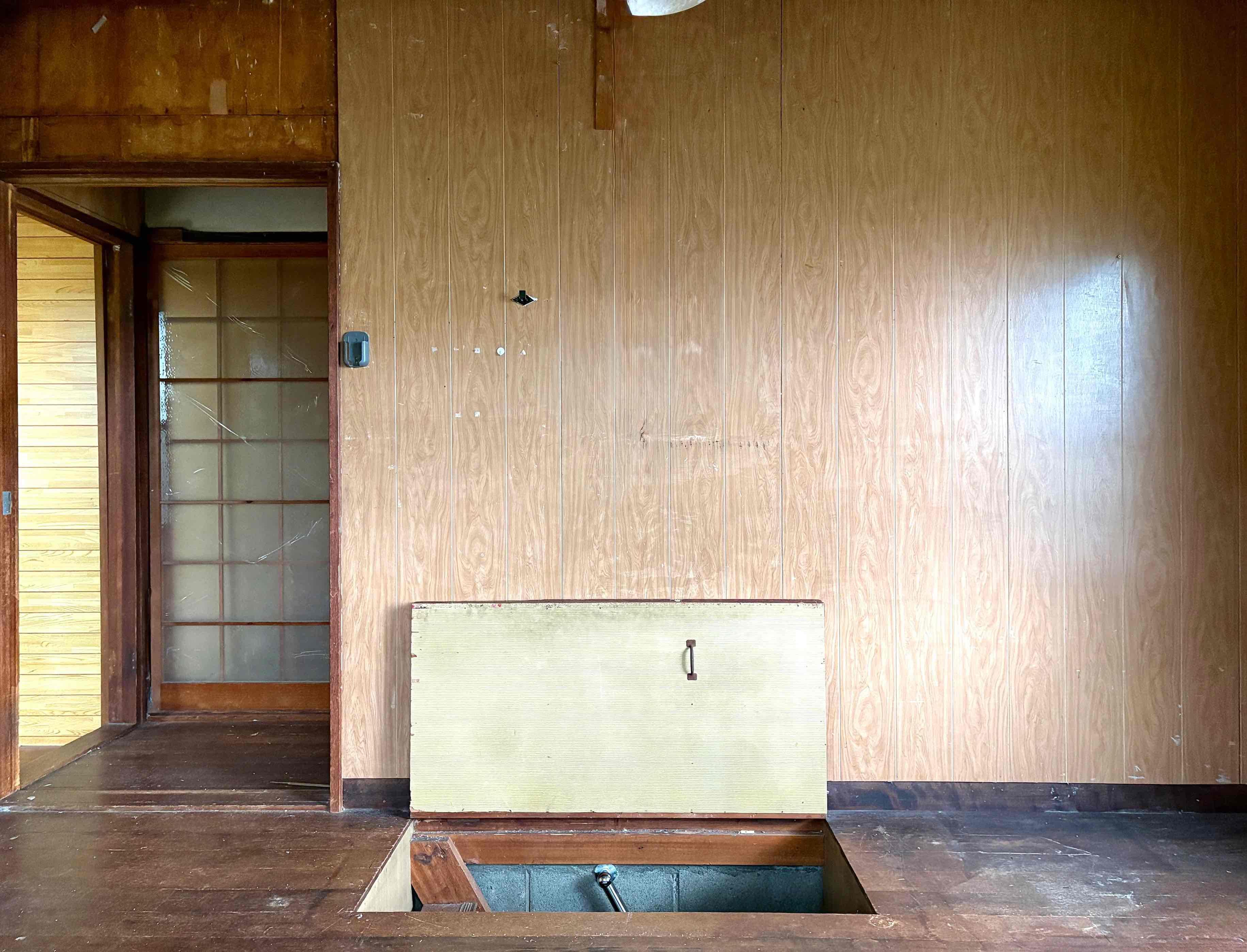 京都市左京区北白川山田町46の賃貸物件/地下室への入口は少しコンパクトめ