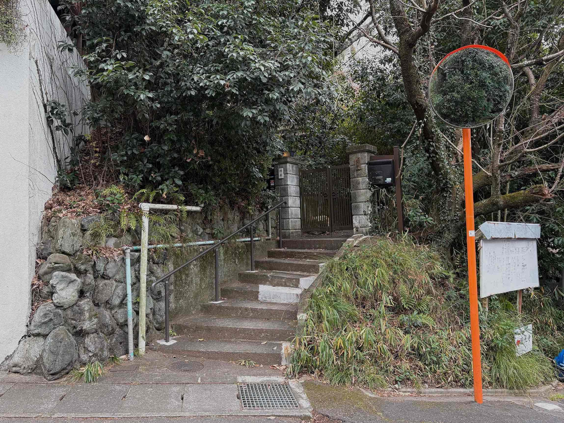 京都市左京区北白川山田町46の賃貸物件/前面道路からのアプローチは登山口のよう