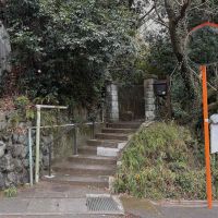京都市左京区北白川山田町46の賃貸物件/前面道路からのアプローチは登山口のよう