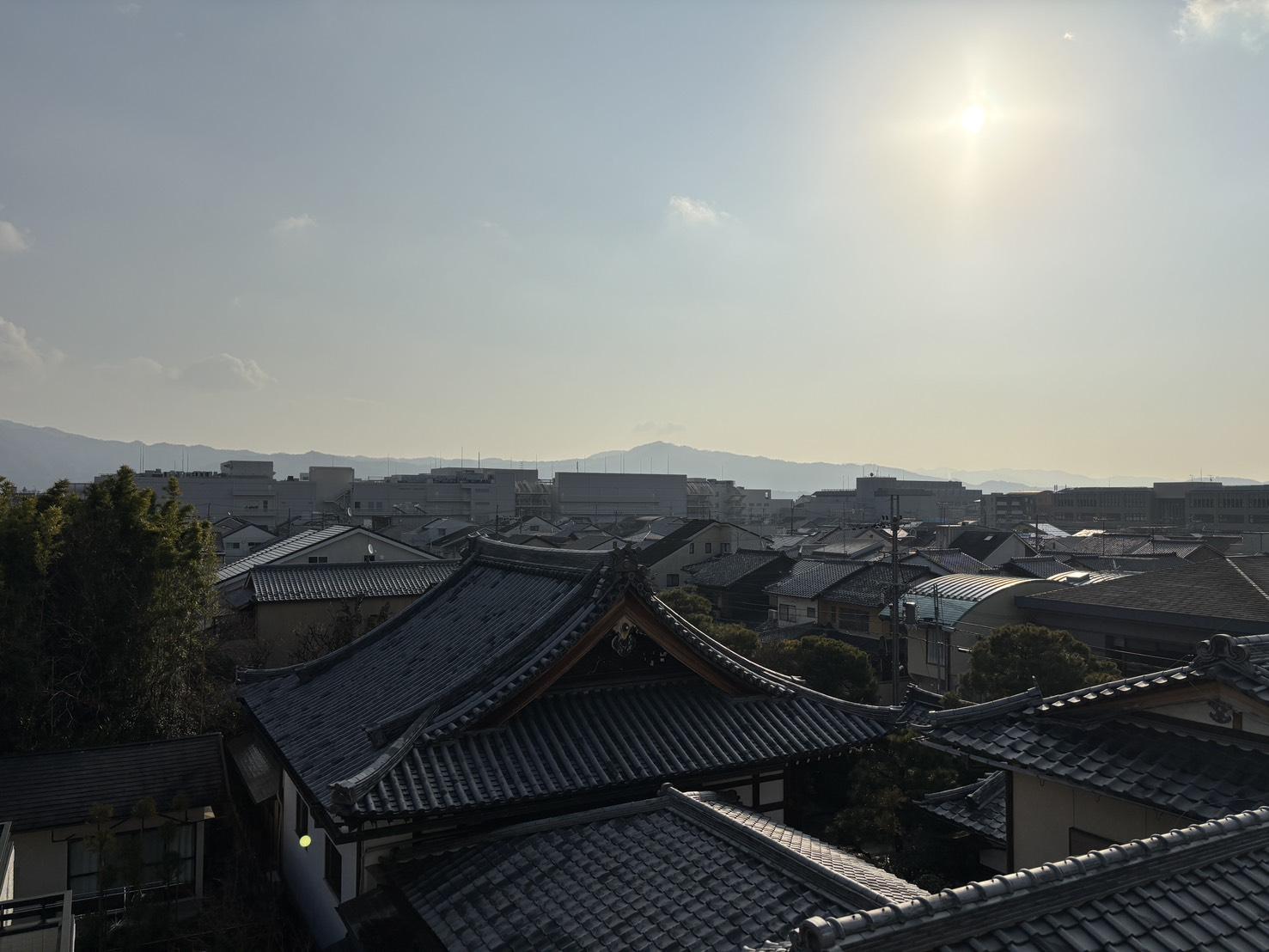 京都市北区小山初音町60-2の賃貸物件/ルーフバルコニー│朝霧がかかる中、大文字山の輪郭がうっすらと浮かび上がります。