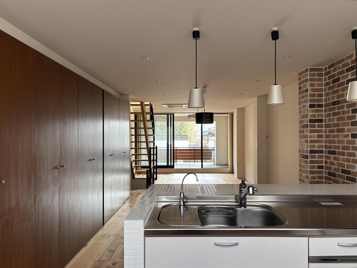 京都市北区小山初音町60-2の賃貸物件/2F│キッチン側から見るリビング、左一面には大容量の収納スペース