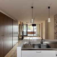 京都市北区小山初音町60-2の賃貸物件/2F│キッチン側から見るリビング、左一面には大容量の収納スペース