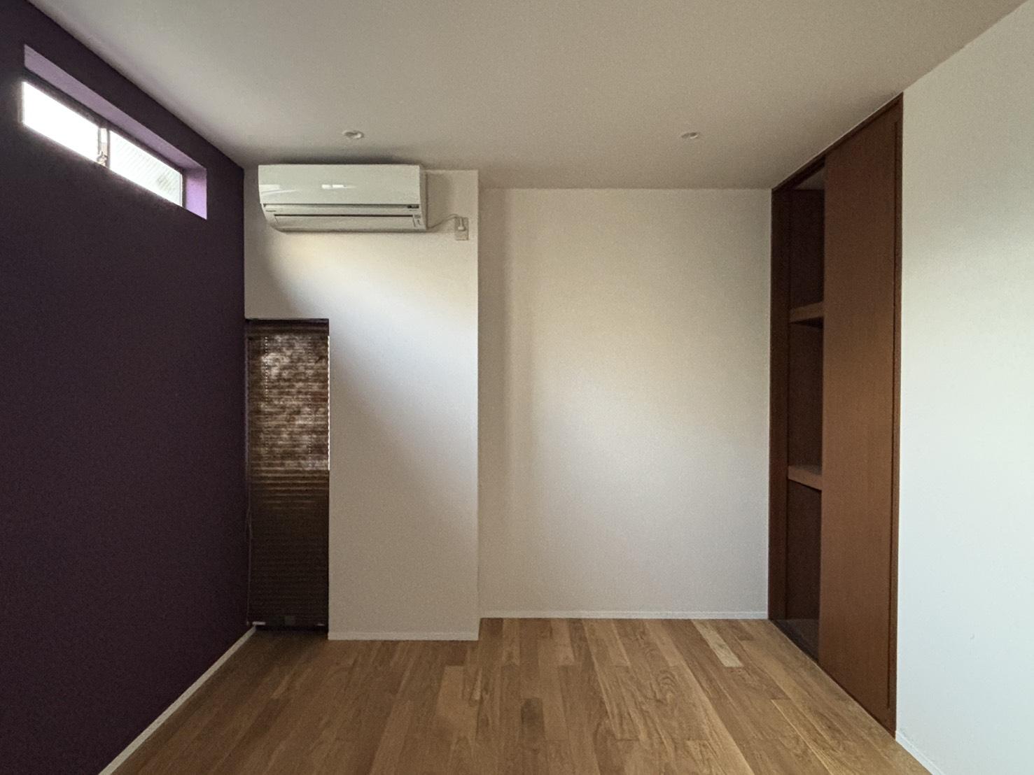京都市北区小山初音町60-2の賃貸物件/1F│パープルの壁が印象的なお部屋です