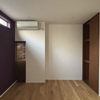 京都市北区小山初音町60-2の賃貸物件/1F│パープルの壁が印象的なお部屋です