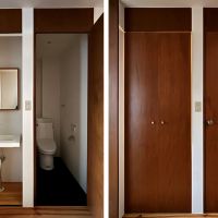 京都市北区小山初音町60-2の賃貸物件/1F│左が扉を開けたところ、右が閉めたところ。天井まで扉がありホテル感漂います