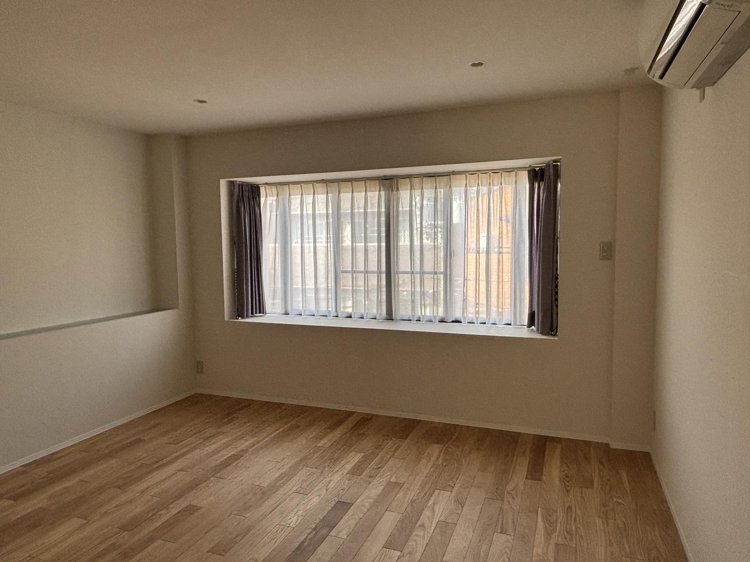 京都市北区小山初音町60-2の賃貸物件/3F│無垢の床材が、空間に落ち着きを与え、部屋の質を自然に高めています。