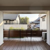 京都市北区小山初音町60-2の賃貸物件/2F│リビングから繋がるベランダ。夏の暑い日もここで涼めそうです