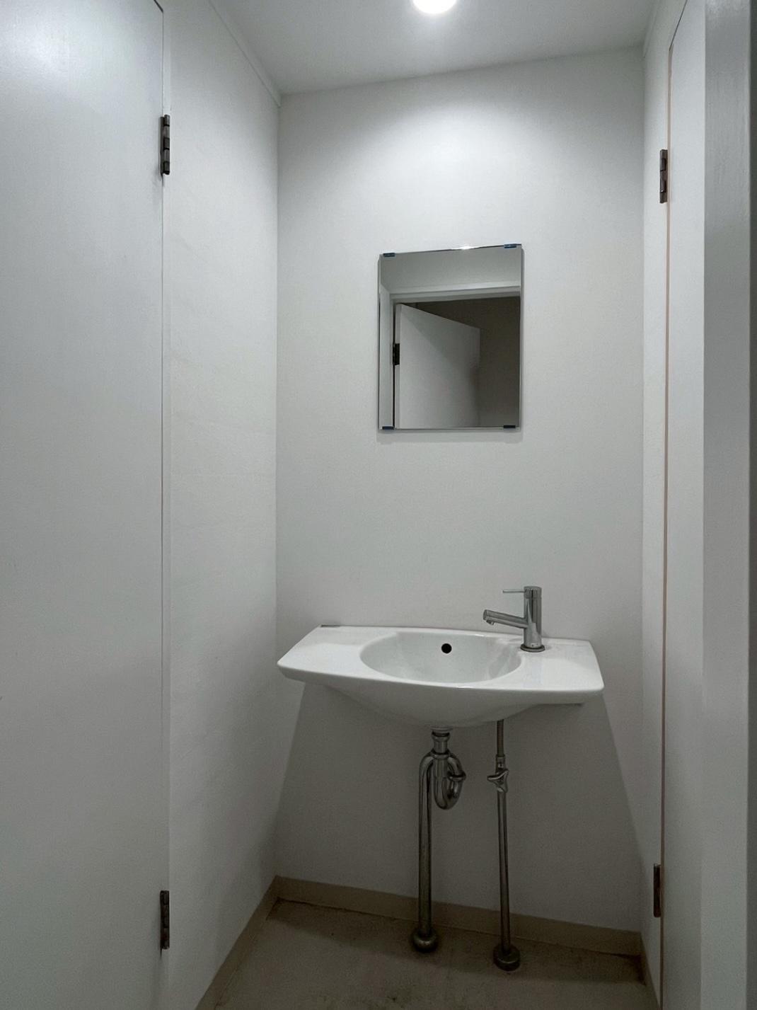 京都市中京区式阿弥町122-1の賃貸物件/白で統一された洗面所は綺麗な状態