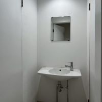 京都市中京区式阿弥町122-1の賃貸物件/白で統一された洗面所は綺麗な状態