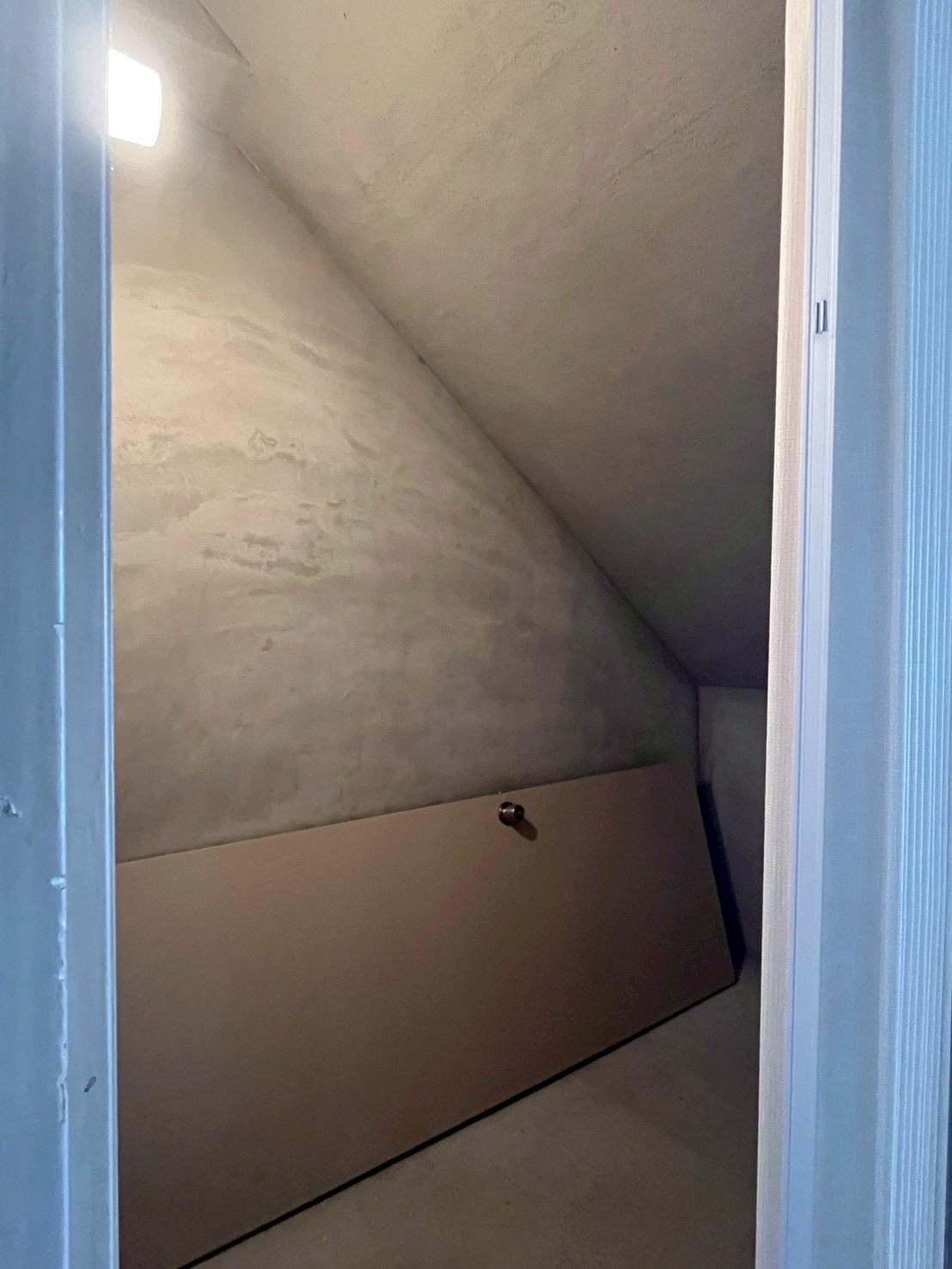 京都市中京区式阿弥町122-1の賃貸物件/階段下には収納スペース。