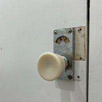 京都市中京区式阿弥町122-1の賃貸物件/当初のものと思われるレトロなドアノブ