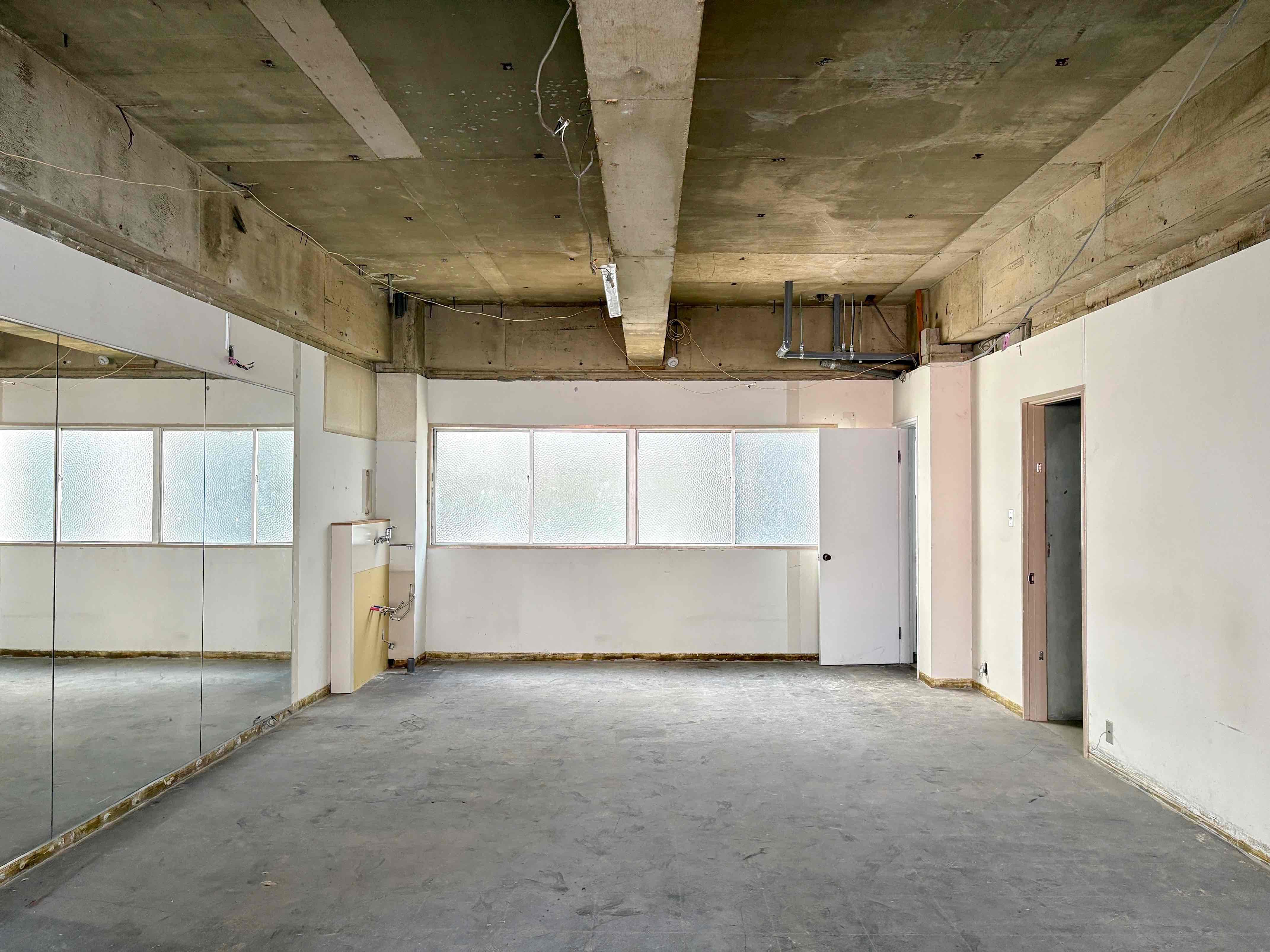 京都市中京区式阿弥町122-1の賃貸物件/元々あったバックヤードも無くなり、かなりすっきりした空間になりました。右奥にはトイレと収納スペース。