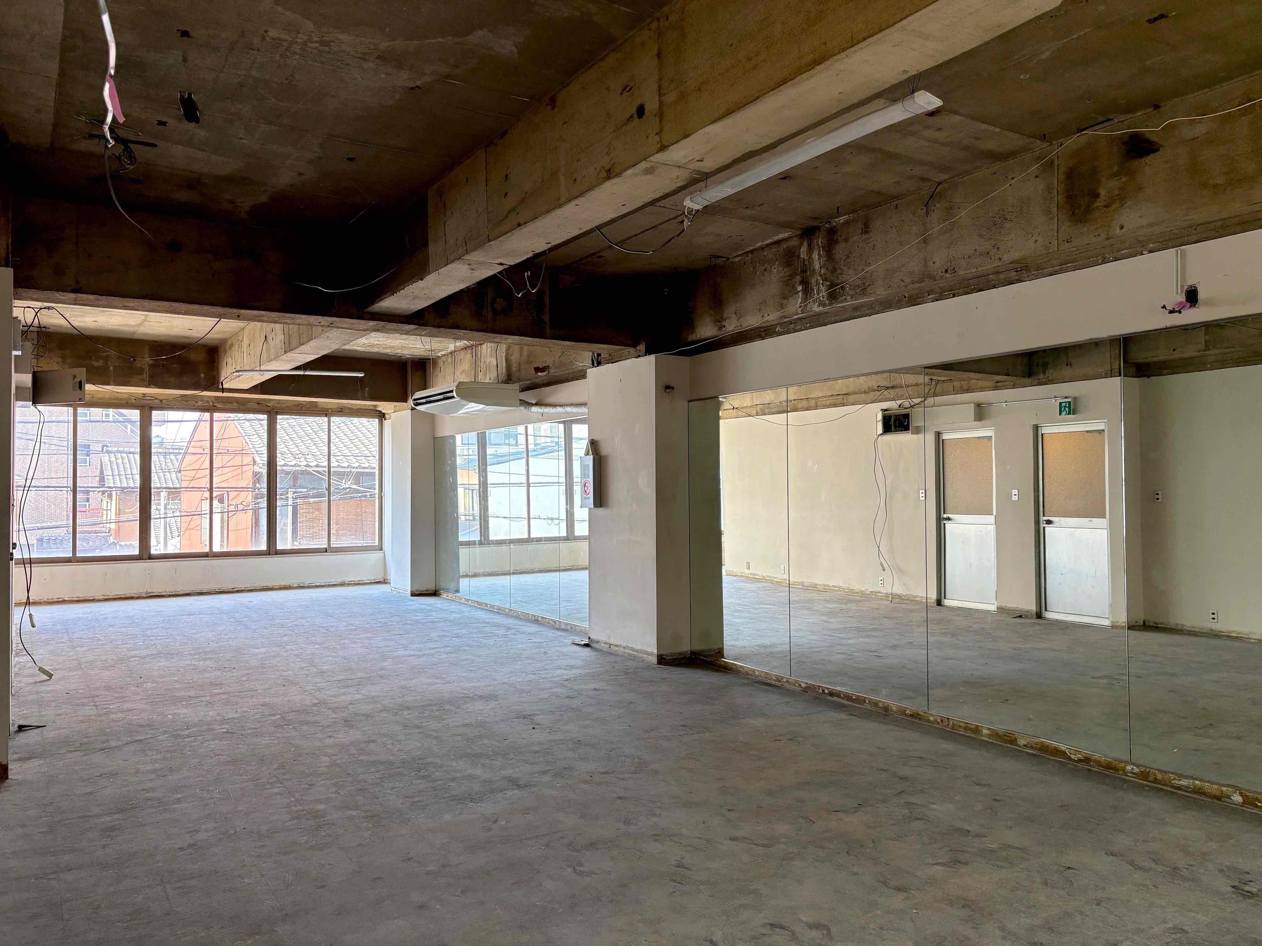 京都市中京区式阿弥町122-1の賃貸物件/鏡はしっかり全身が入るサイズ。天高は約3mとゆとりのある空間です