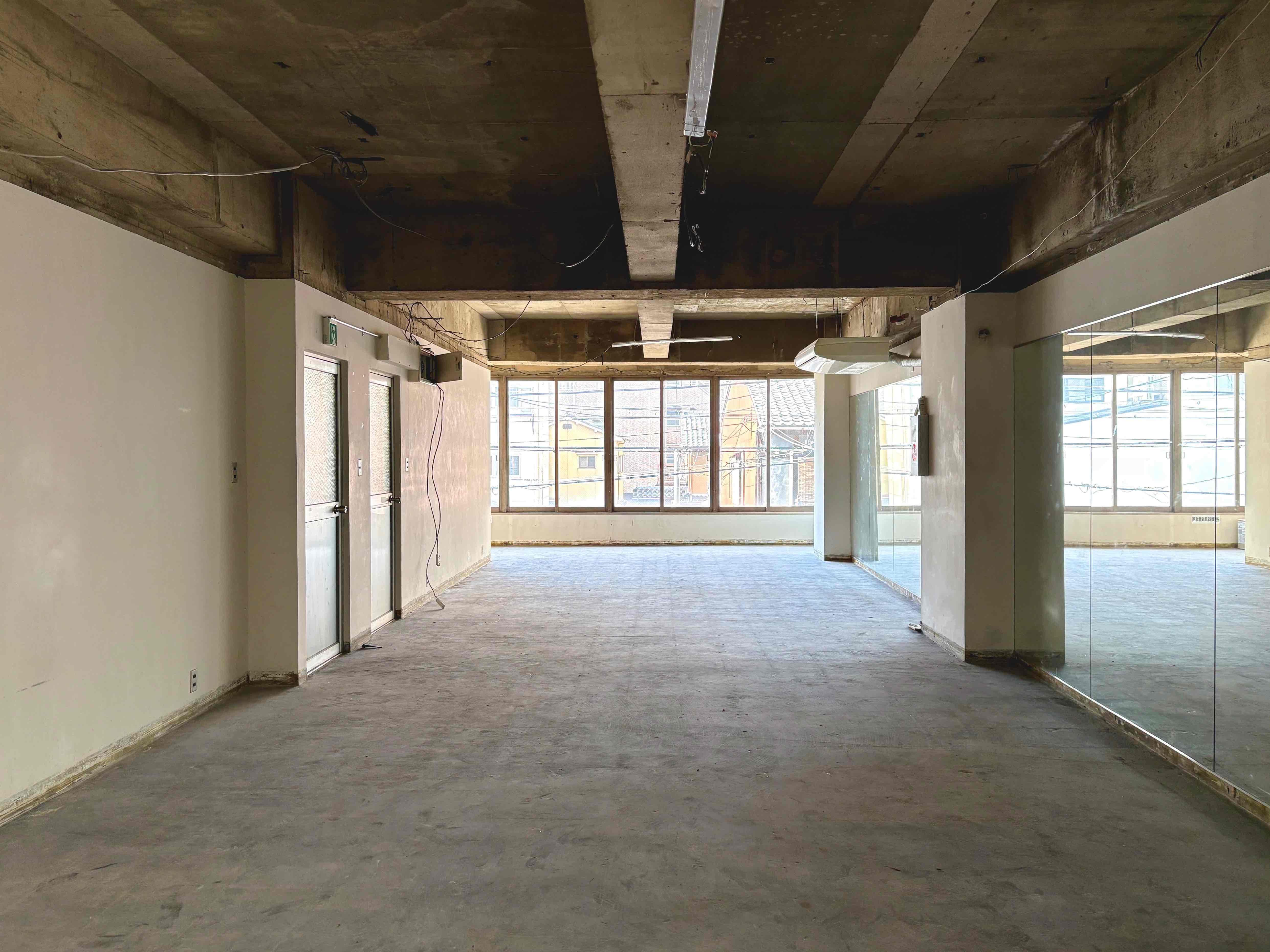 京都市中京区式阿弥町122-1の賃貸物件/広々とした空間、鏡張りの壁面、大きくとられた開口があなたを待っています。