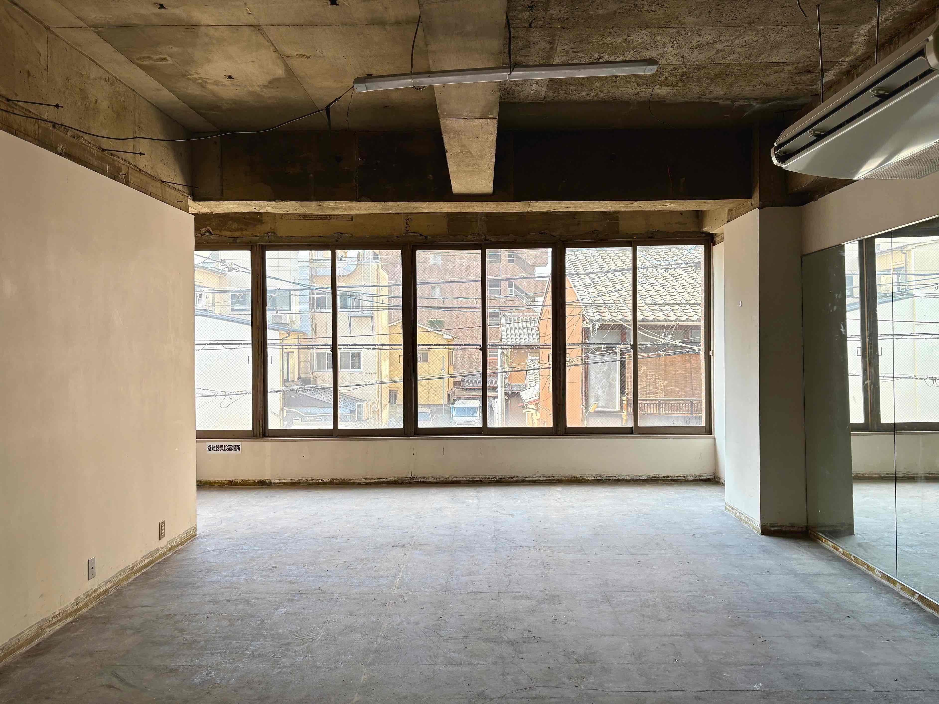 京都市中京区式阿弥町122-1の賃貸物件/前面道路に向かって大きく設けられた開口部。