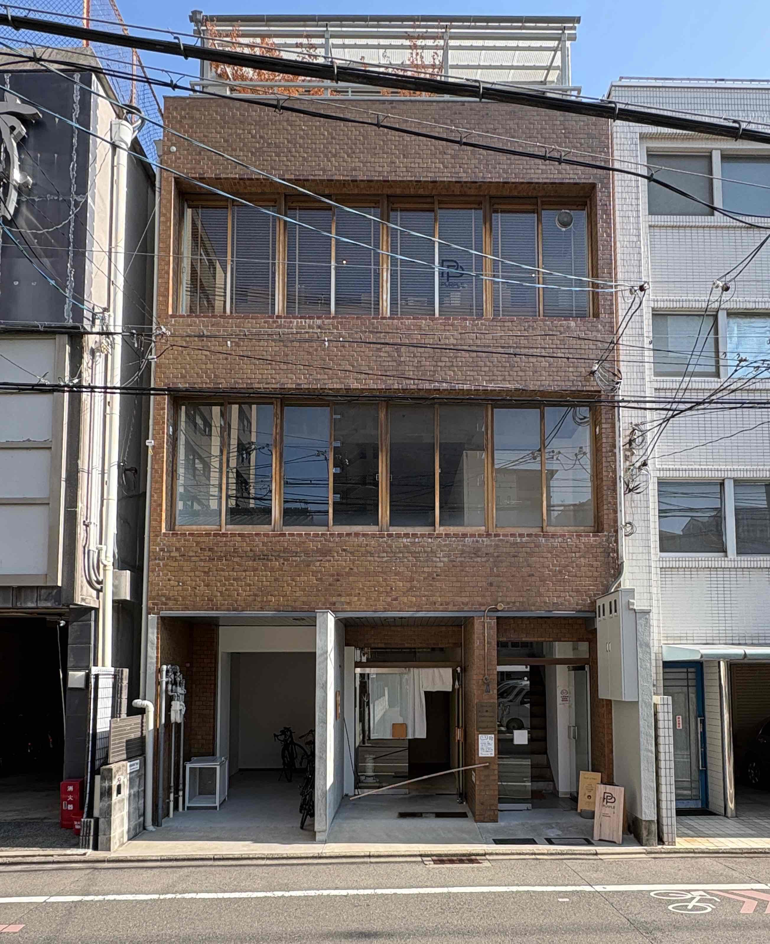京都市中京区式阿弥町122-1の賃貸物件/渋い色合いの外壁タイルが目を惹きます。