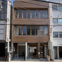 京都市中京区式阿弥町122-1の賃貸物件/渋い色合いの外壁タイルが目を惹きます。