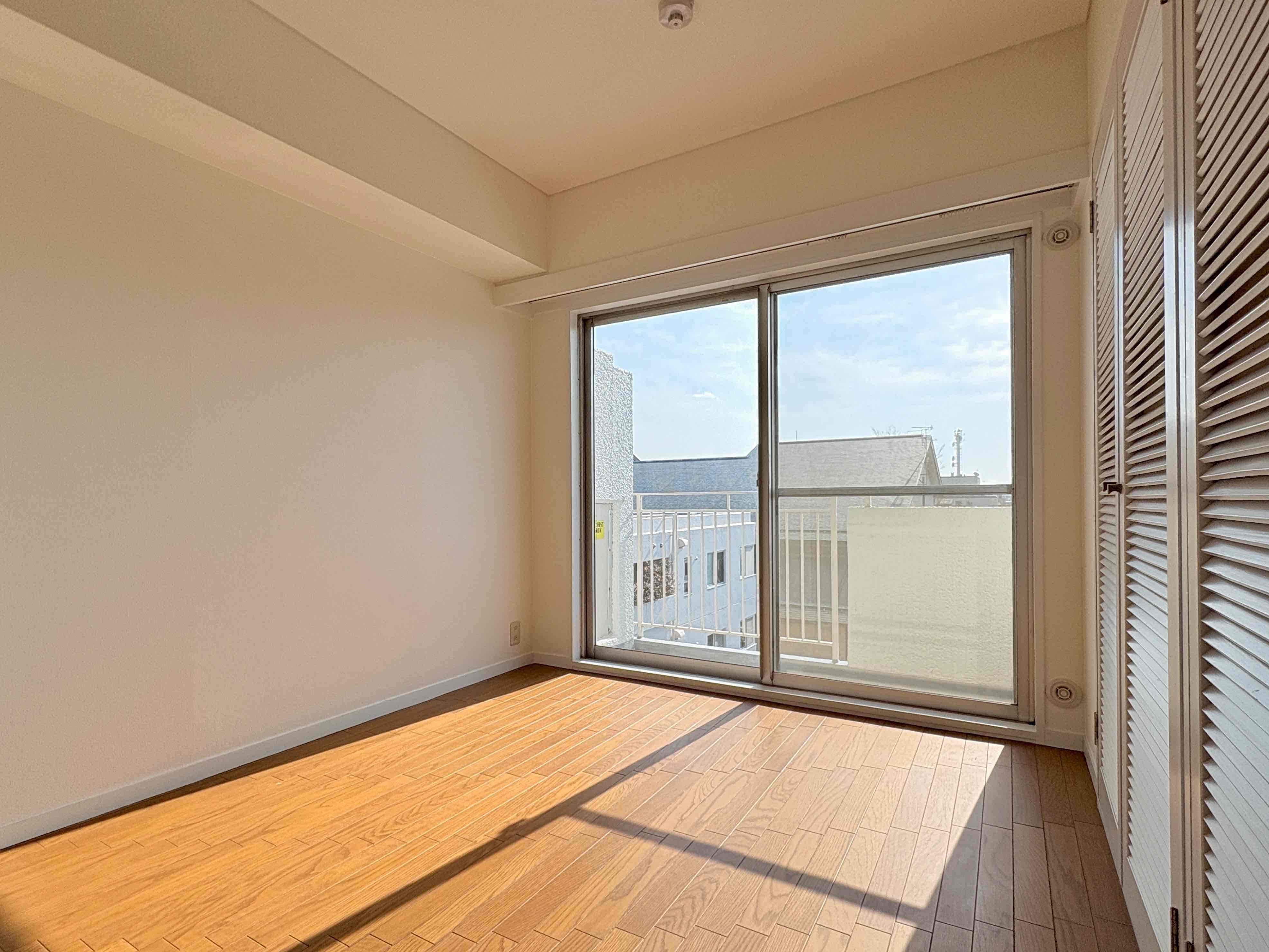 京都市上京区室町通一条下る薬屋町419の賃貸物件/南からの太陽光が素晴らしく気持ち良い。ぐーっと伸びた日なたでどれほど自然光を取り込んでくれるか伝わるのではないでしょうか