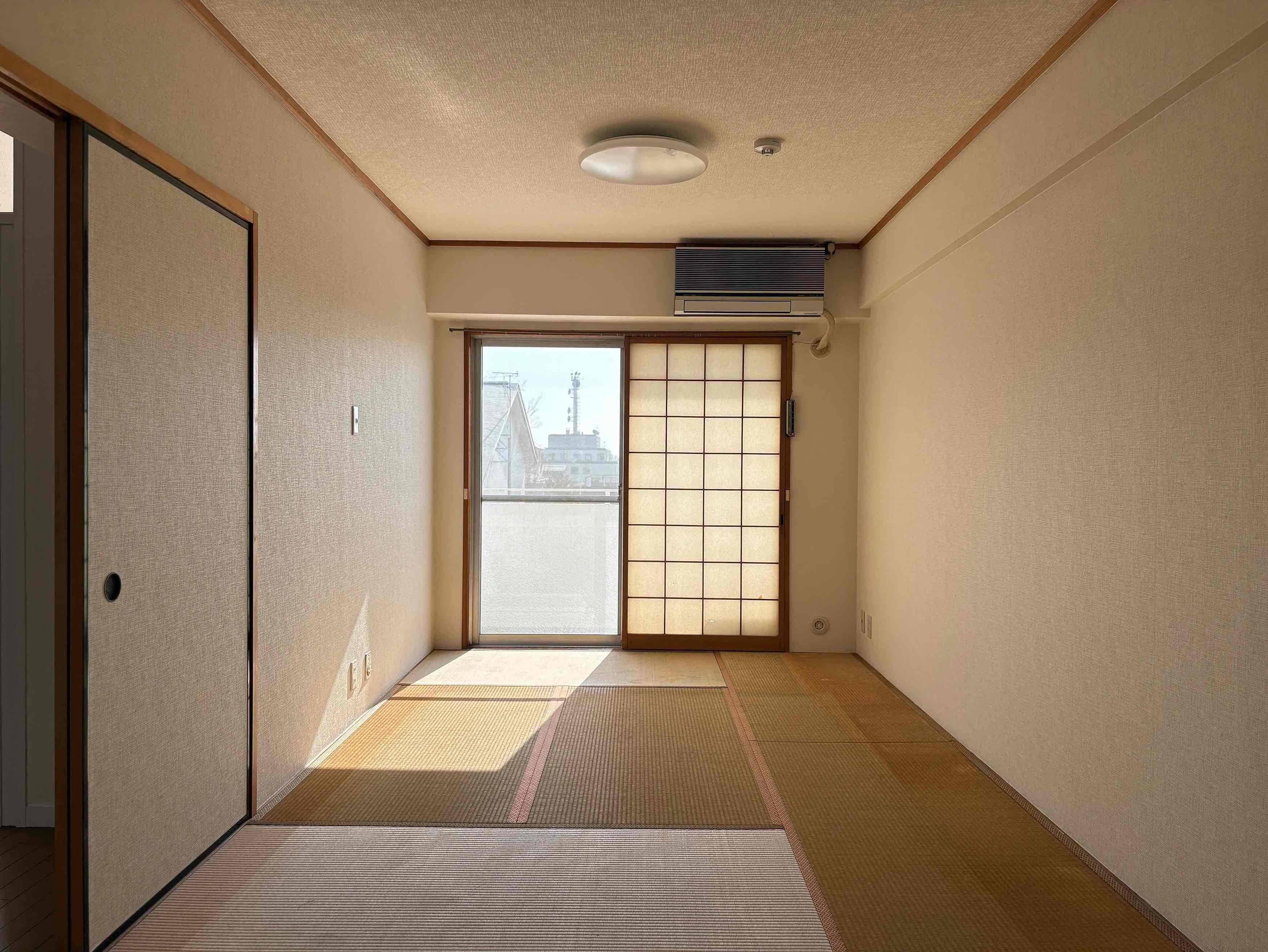 京都市上京区室町通一条下る薬屋町419の賃貸物件/本来二間だったであろう縦に長い10帖ほどの和室