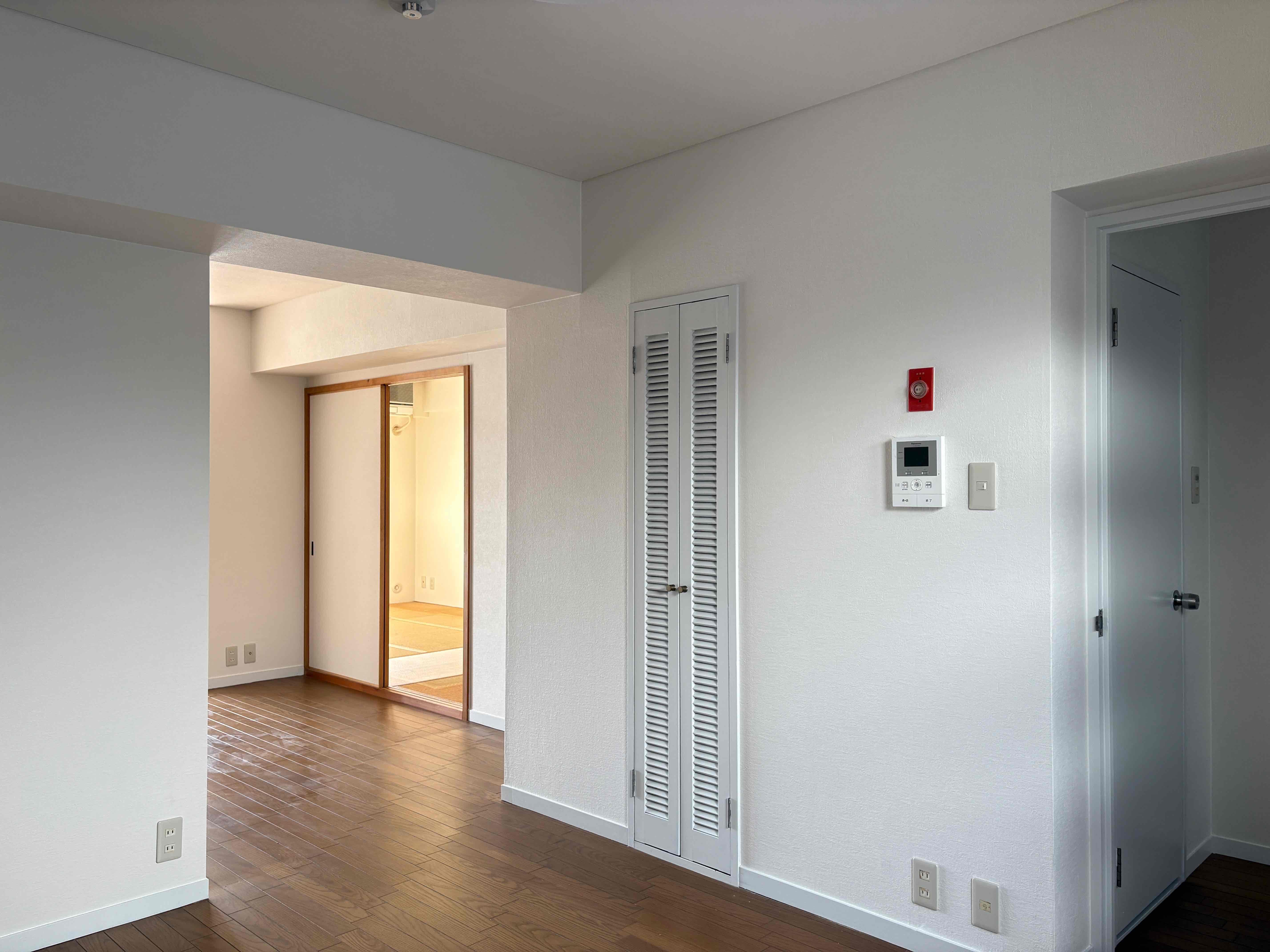 京都市上京区室町通一条下る薬屋町419の賃貸物件/右側が玄関、左手の襖が和室へと繋がる