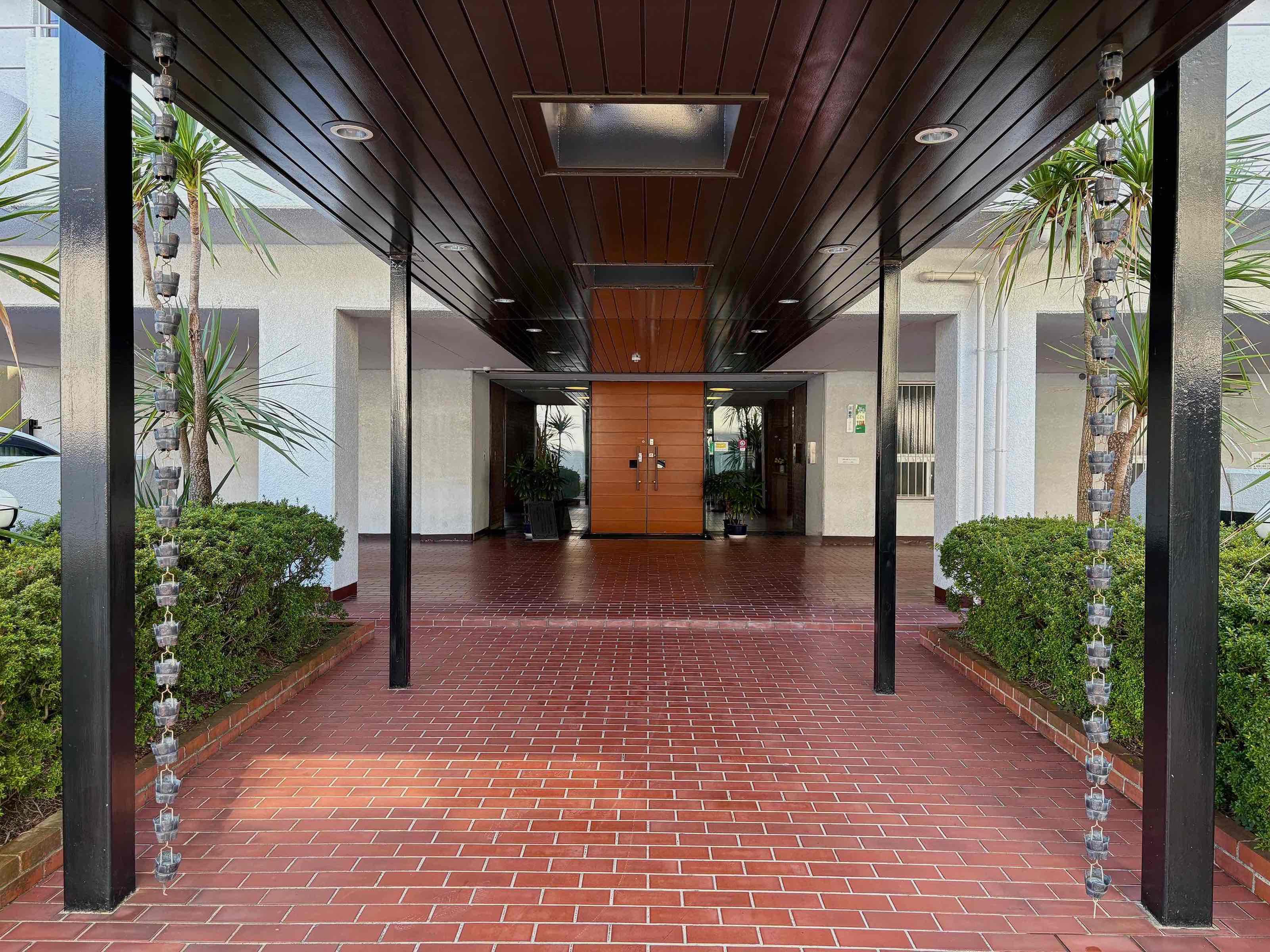 京都市上京区室町通一条下る薬屋町419の賃貸物件/アプローチもシンプルでカッコ良い