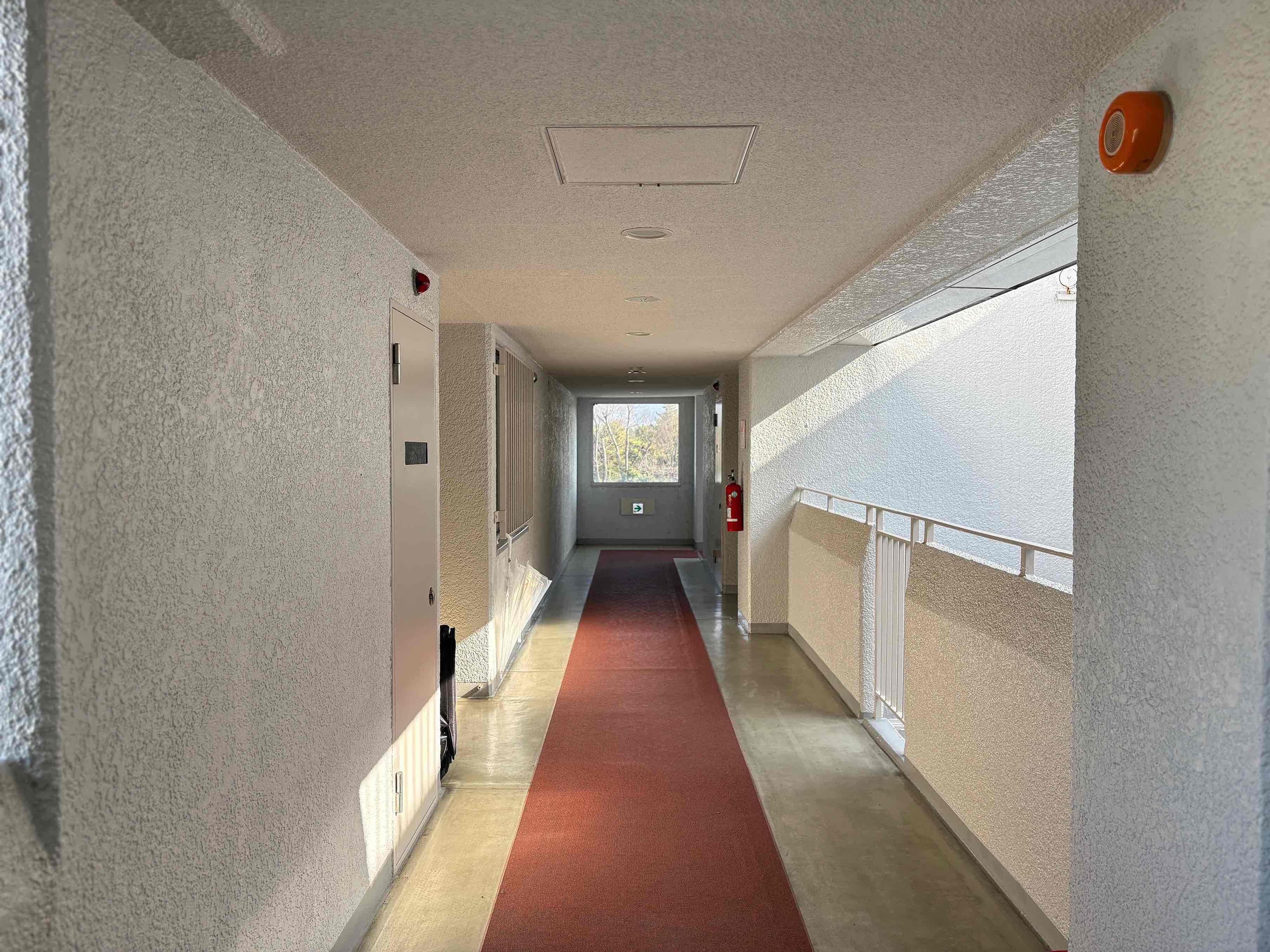 京都市上京区室町通一条下る薬屋町419の賃貸物件/共用廊下の雰囲気も素敵。正面にうっすら見える緑が御所です。