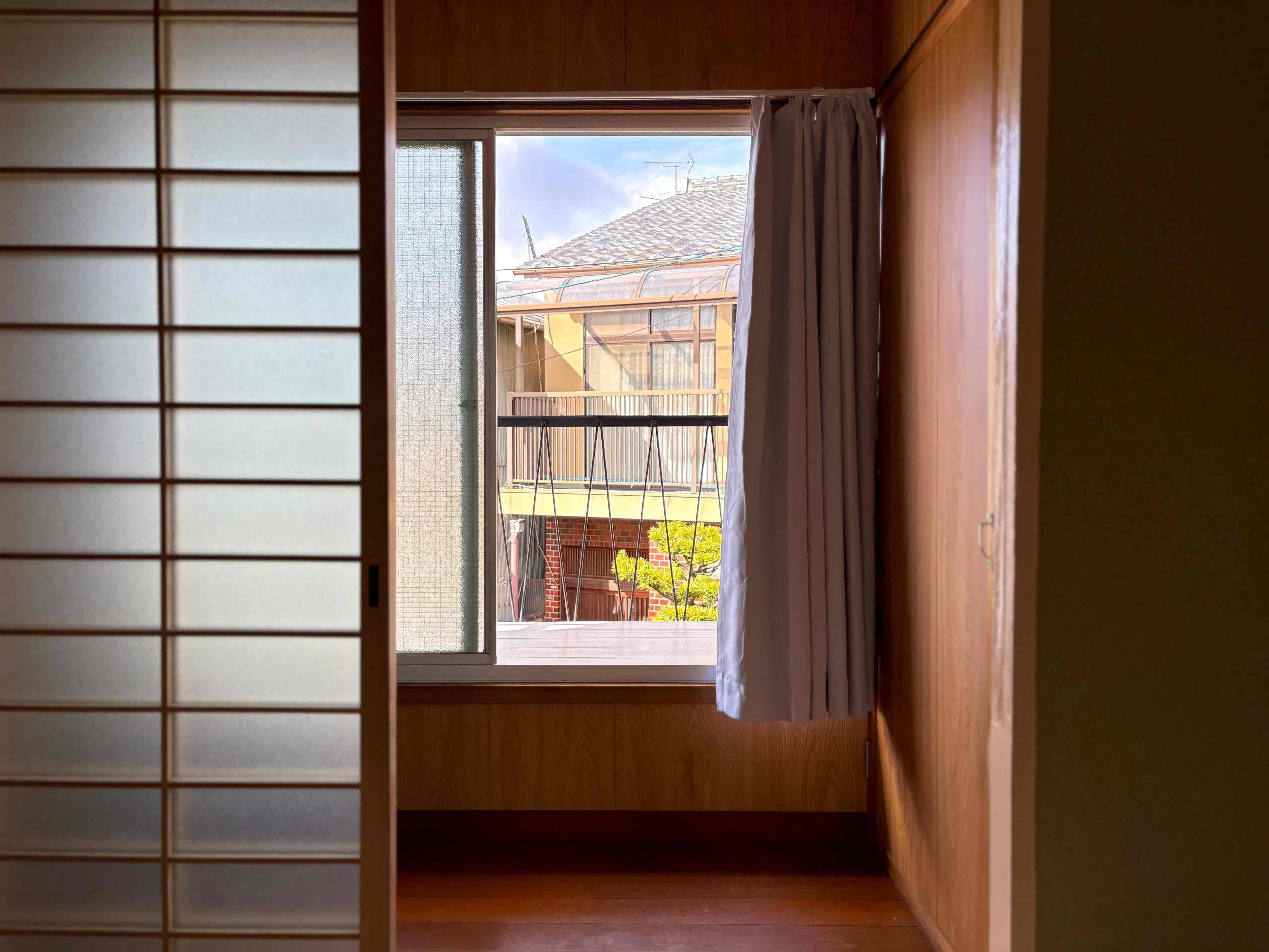 京都市左京区下鴨東半木町74番地3の賃貸物件/縁側に出て左手には収納スペースがあります