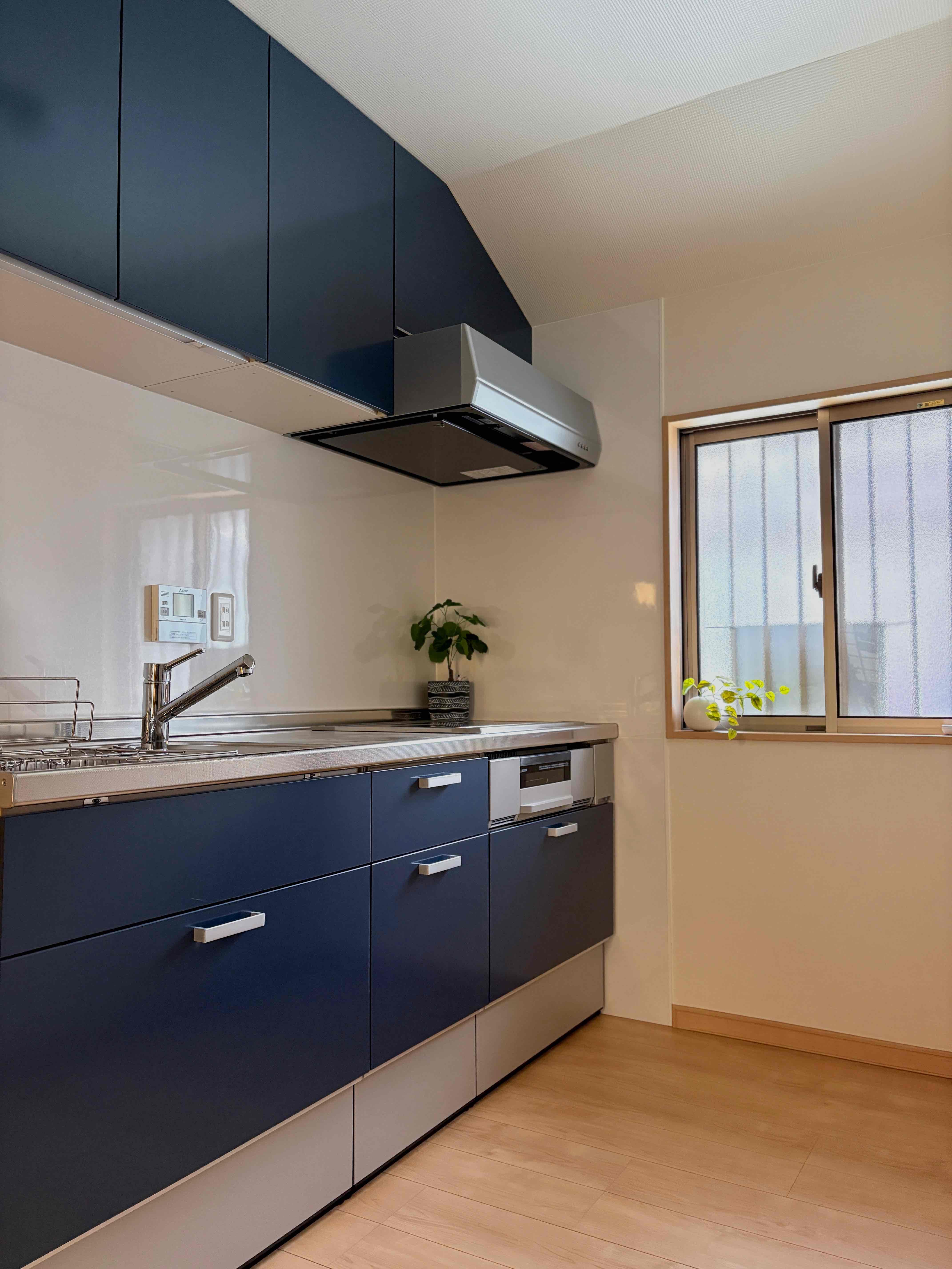 京都市左京区下鴨東半木町74番地3の賃貸物件/新調されたキッチンは2口IHコンロ