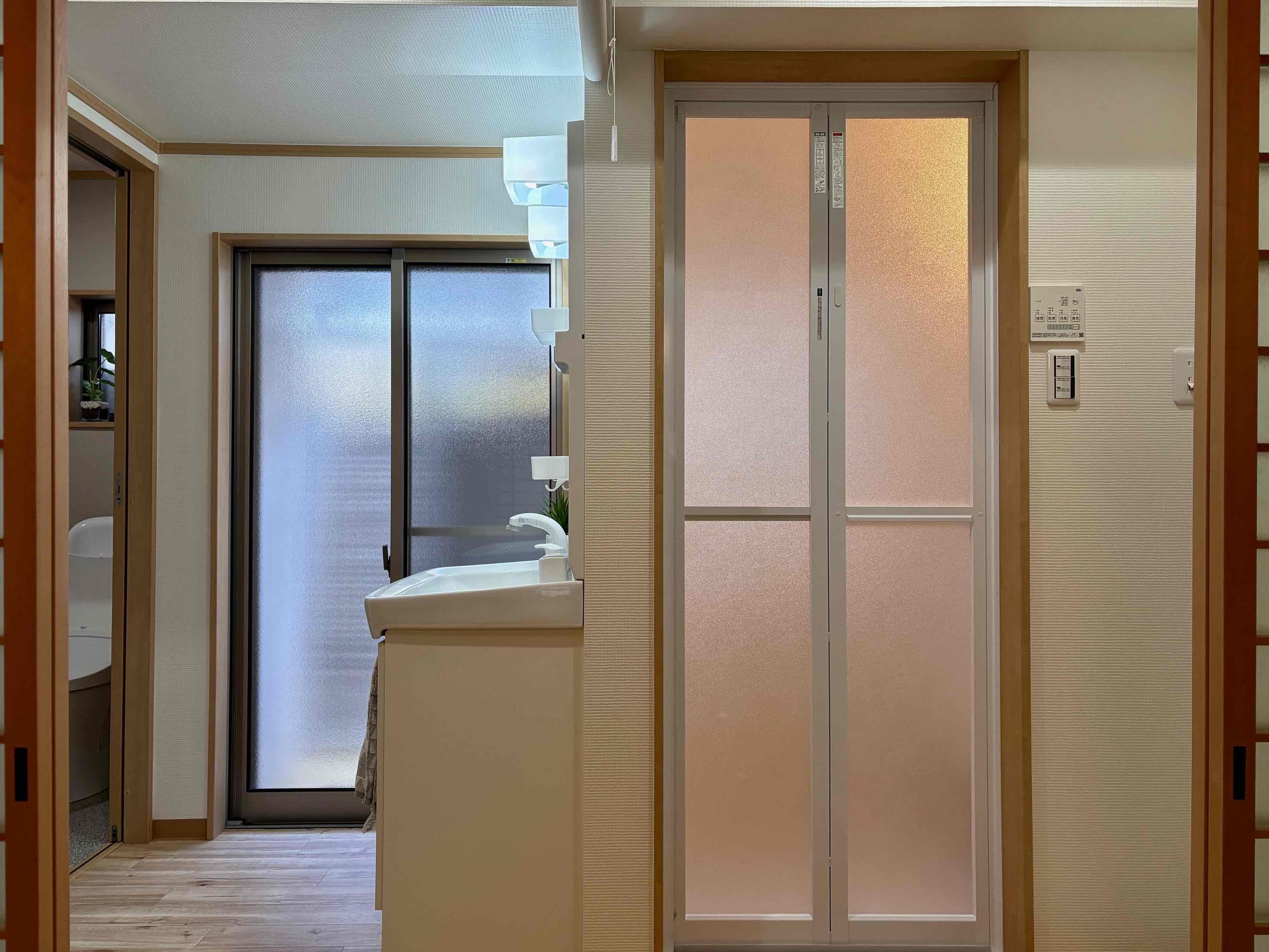 京都市左京区下鴨東半木町74番地3の賃貸物件/1階南側に水回りが集結。洗面所の奥にも物干しスペースがあるので、2階バルコニーまで上がらず1階で完結することも可能。