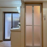 京都市左京区下鴨東半木町74番地3の賃貸物件/1階南側に水回りが集結。洗面所の奥にも物干しスペースがあるので、2階バルコニーまで上がらず1階で完結することも可能。