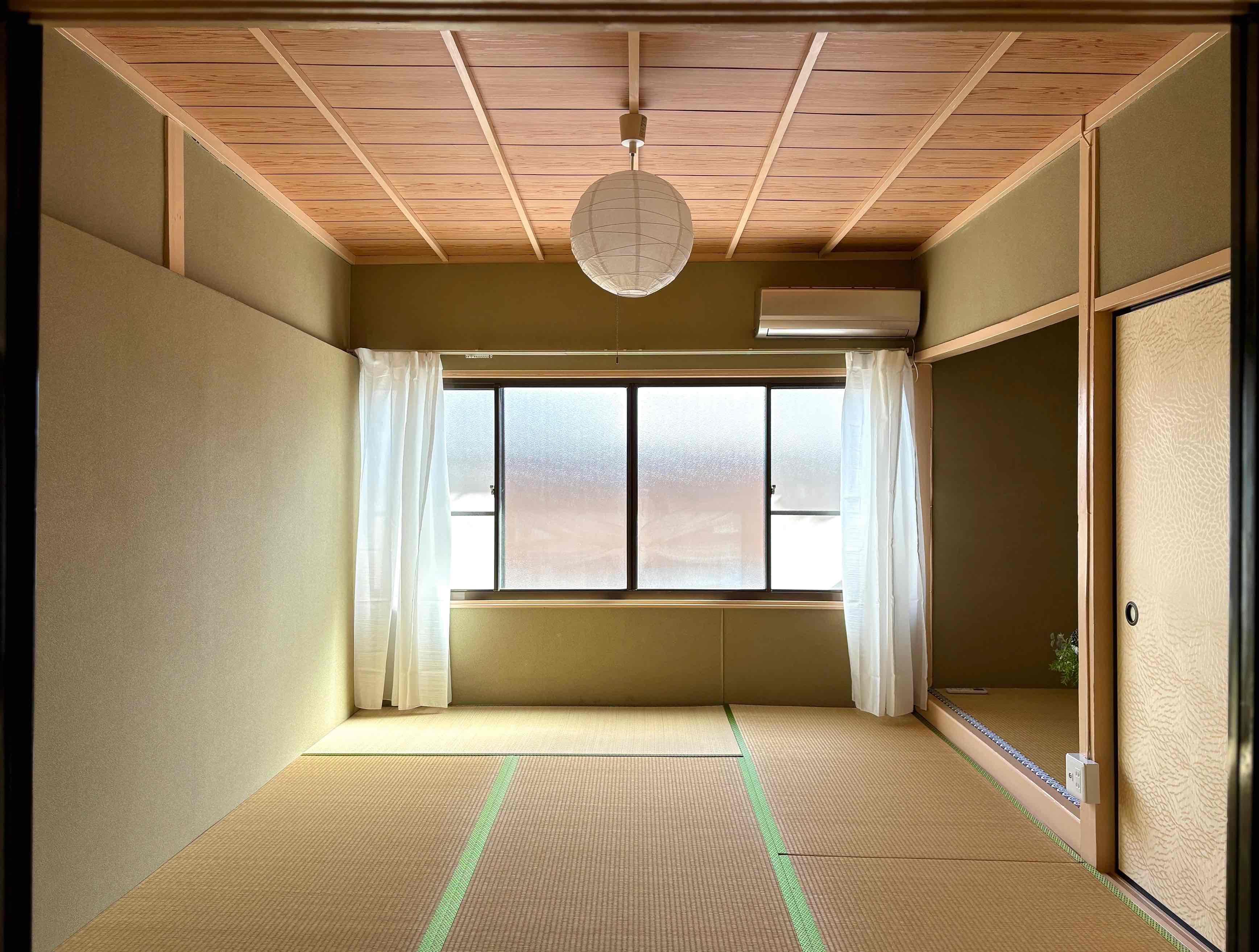 京都市左京区下鴨東半木町74番地3の賃貸物件/柔らかい印象の和室で、バルコニーに直通です。型ガラス越しの自然光が心地良いです