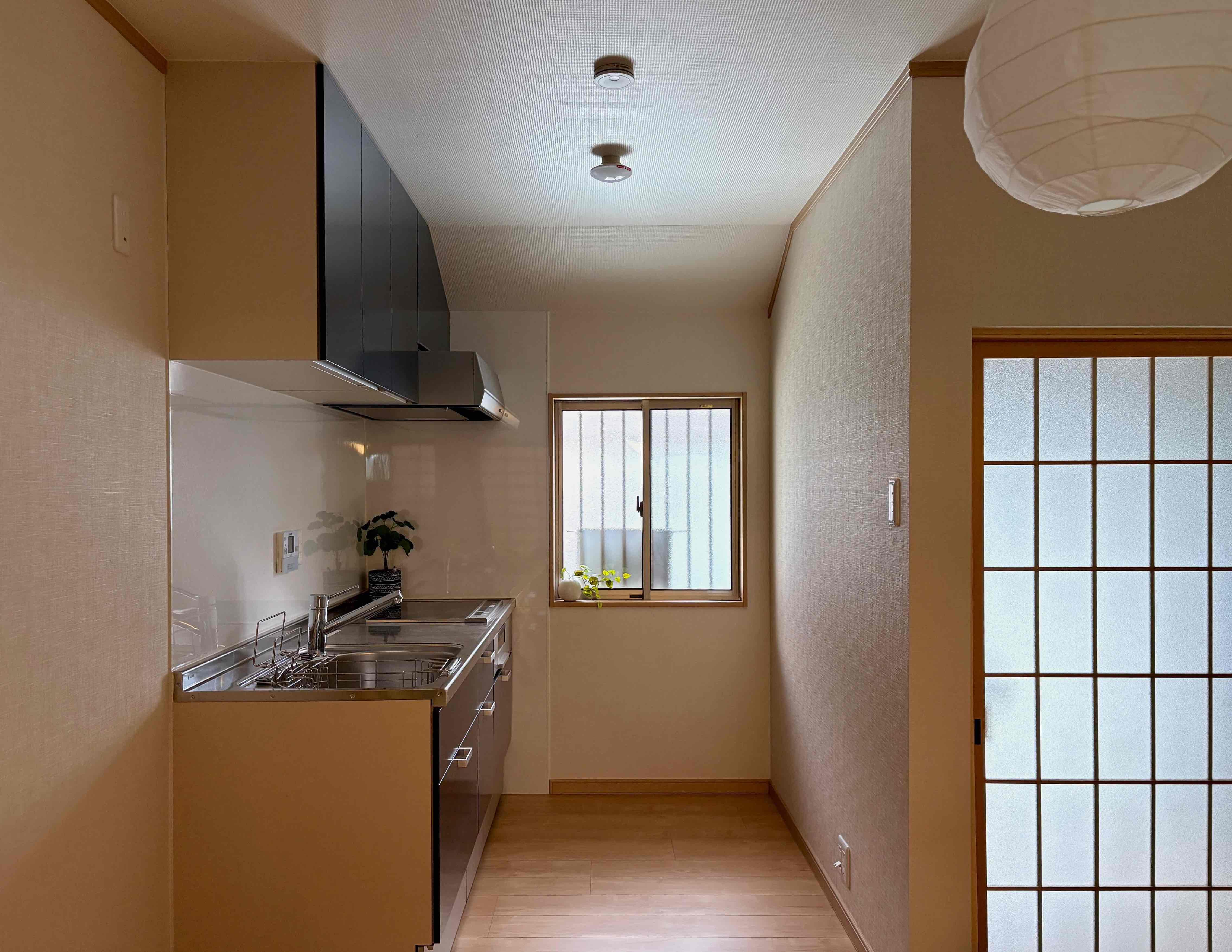 京都市左京区下鴨東半木町74番地3の賃貸物件/キッチンスペースも窓があって気持ちよく料理が出来そう