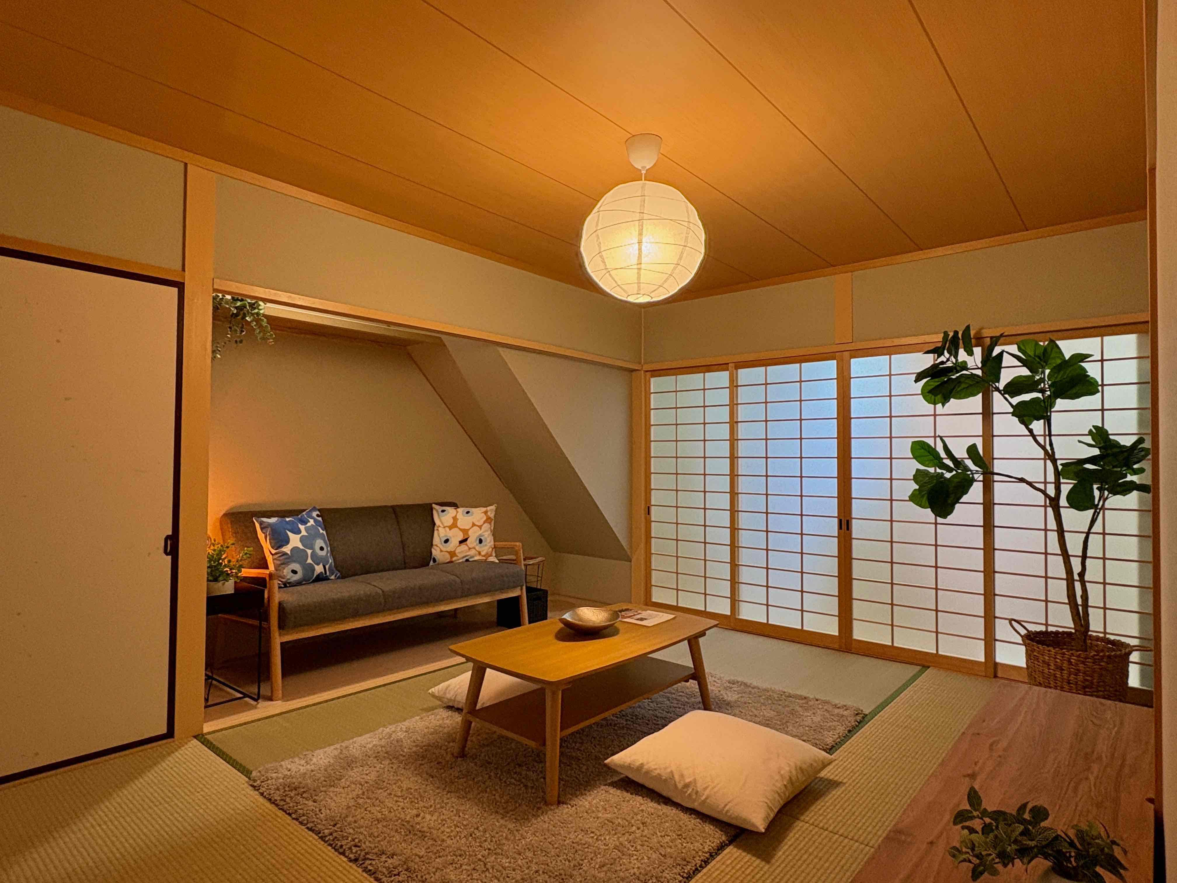 京都市左京区下鴨東半木町74番地3の賃貸物件/階段下収納の建具は無くなりソファが設置されていました。現在設置の家具についてはそのまま使用することも可能です